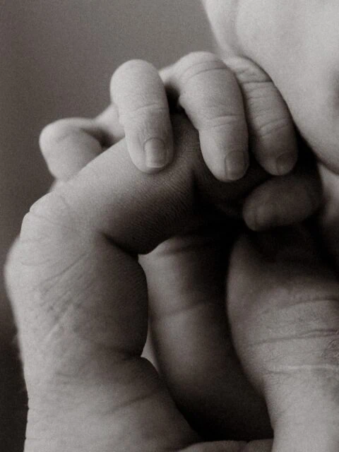 So klein. So zart. So vollkommen.
Diese winzigen Details – die feinen Finger, die kleinen Füßchen, die weiche Haut – sind es, die viel zu schnell vergehen. Genau deshalb liebe ich Detailaufnahmen beim Newbornshooting so sehr. Sie bewahren all das, was man viel zu schnell vergisst, obwohl es sich gerade jetzt so groß anfühlt.

•

Alexandra Reiter Fotografie

www.alexandrareiterfotografie.de
info@alexandrareiterfotografie.de
WhatsApp: 0176-61122336

#newbornshooting #neugeborenenfotos #neugeborenenfotografie #babyshooting #babyfotografin

BABYBAUCH UND NEUGEBORENEN FOTOGRAFIE
ULM • AUGSBURG • MEMMINGEN • MINDELHEIM