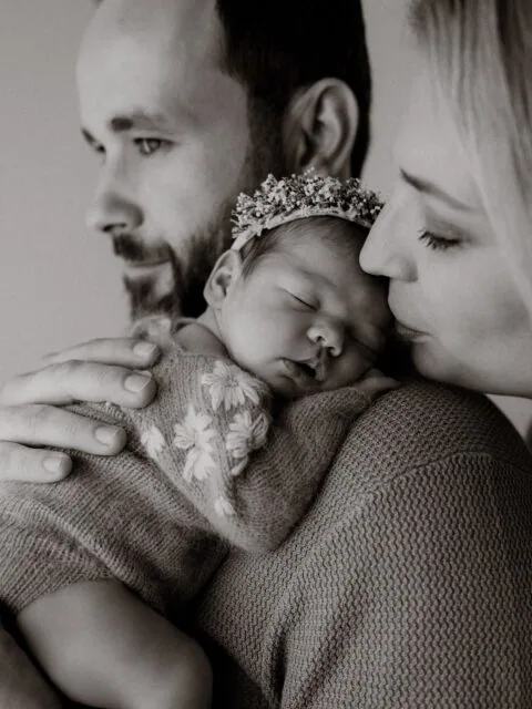 Kleines Studio-Update von mir.
Der Boden ist verlegt, die Wände sind gestrichen, die Küche steht, die Möbel sind eingezogen – und fast alles hat inzwischen seinen Platz gefunden. Mit jedem Schritt fühlt sich das Studio mehr nach mir an.

Gleichzeitig sprudeln gerade so viele neue Ideen in meinem Kopf. Details, kleine Besonderheiten, die ich kaum erwarten kann umzusetzen. Ich freue mich riesig auf all die Shootings im neuen Jahr und auf all die besonderen Momente, die hier entstehen dürfen.

Soll ich euch die nächsten Tage eine kleine Roomtour abfilmen? 

Januar und Februar sind bereits komplett ausgebucht. In den Sommermonaten gibt es nur noch wenige freie Plätze.
Wenn du aktuell schwanger bist oder ein Outdoor-Shooting planst, melde dich gerne frühzeitig bei mir und sichere dir deinen Termin.

•

Alexandra Reiter Fotografie

www.alexandrareiterfotografie.de
info@alexandrareiterfotografie.de
WhatsApp: 0176-61122336

#newbornshooting #neugeborenenfotos #neugeborenenfotografie #babyshooting #babyfotografin

BABYBAUCH UND NEUGEBORENEN FOTOGRAFIE
ULM • AUGSBURG • MEMMINGEN • MINDELHEIM