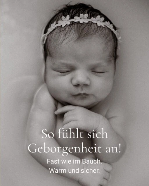 So viel Ruhe.
So viel Geborgenheit.

Fast wie im Bauch.
Warm und sicher.

Das Milchbad ist ein ganz besonderer Moment beim Newbornshooting.
Oft ist es das erste bewusste Bad nach der Geburt – warm, sanft und voller Nähe.
Viele Babys entspannen sich dabei sichtbar, lassen los und fühlen sich geborgen.

Alles darf langsam sein.
Ohne Eile.

Genau diese Ruhe ist mir bei meinen Shootings so wichtig.
Ich nehme mir viel Zeit, achte auf jedes kleine Detail und schaffe eine Atmosphäre, in der sich nicht nur euer Baby, sondern auch ihr als Eltern fallen lassen könnt.
Der Moment steht im Mittelpunkt.

Das Milchbad ist zart, zeitlos und etwas ganz Besonderes.
Es entstehen Bilder voller Gefühl, Nähe und Vertrauen.
Erinnerungen an die ersten Tage, die nicht nur heute berühren, sondern euch und euer Kind ein Leben lang begleiten.

Meine Erfahrung, meine Ruhe und mein Blick für diese leisen Augenblicke machen jedes Shooting einzigartig.
Genau deshalb ist ein Newbornshooting bei mir mehr als ein Fotoshooting –
es ist ein Erlebnis, das bleibt.

Wenn du dieses Jahr ein Shooting mit mir machen möchtest, warte nicht zu lange.
Gerade Babybauch- und Newborntermine sind schnell vergeben.

Auch wenn du gerade erst am Anfang deiner Schwangerschaft stehst:
Schreib mir gerne jederzeit.

Ich freue mich so sehr darauf, eure besonderen Momente festzuhalten –
ehrlich, emotional und voller Liebe.

•

Alexandra Reiter Fotografie

www.alexandrareiterfotografie.de
info@alexandrareiterfotografie.de
WhatsApp: 0176-61122336

#newbornshooting #neugeborenenfotos #neugeborenenfotografie #babyshooting #babyfotografin

BABYBAUCH UND NEUGEBORENEN FOTOGRAFIE
ULM • AUGSBURG • MEMMINGEN • MINDELHEIM