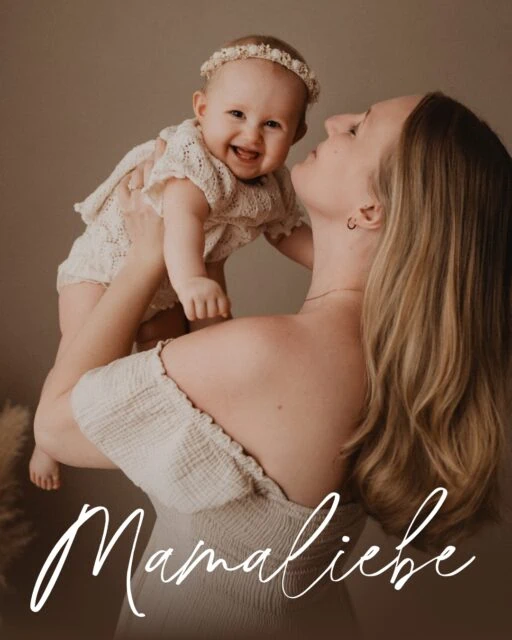 Mama… wann bist DU eigentlich das letzte Mal mit auf einem Bild? 

Nicht nur ein schnelles Handyfoto.
Sondern ein Bild, das eure Nähe zeigt. Eure Liebe. Eure Verbindung.

Genau dafür gibt es meine Mamaliebe in Bildern-Aktion zur Studio-Neueröffnung.
Ganz ruhig, ganz natürlich – und mit ganz viel Gefühl.

Was dich erwartet: 🕰️ ca. 30 Minuten Shootingzeit 🤍 inkl. Kundenkleiderschrank für Mama & Kind 📄 inkl. PDF-Guide zur Vorbereitung 👩‍👧 für Mamas mit bis zu 2 Kindern (ab ca. 4 Monaten)

📅 Januar – April 2026 | ⏳ Plätze limitiert

Grundpreis: 99 € Bildauswahl: 59 € | alle 30 Bilder 499 €

📝 Terminbuchung direkt über:
https://calendly.com/alexandrareiterfotografie/mamaliebe

Ich freue mich riesig auf euch. Alex 🤍