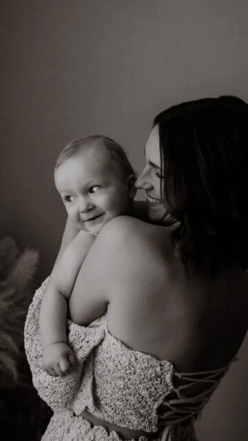 So viele Mamas fragen mich immer wieder:
„Wie schaffst du das alles?“

Selbstständigkeit.
Kinder.
Hund.
Haus, Garten.
Und irgendwo dazwischen… ich.

Von außen sieht das vielleicht manchmal leicht aus.
Gut organisiert. Strukturiert. „Die hat alles im Griff.“

Aber die Wahrheit?
Es ist ein riesengroßer Spagat.

Kurze Nächte.
Zweifel an der eigenen Arbeit.
Technische Probleme mit der Homepage, SEO, Buchhaltung, Organisation – und diese nie endende To-do-Liste im Kopf.

Und weißt du was?
Ich unterhalte mich mit so vielen Mamas.
Und keine von uns findet das alles einfach.

Wir alle tragen Zweifel.
Unsicherheiten.
Alltägliche Herausforderungen, die niemand auf Instagram sieht.

Aber bei all dem dürfen wir uns selbst nicht vergessen.
Nicht nur funktionieren.
Nicht nur stark sein.

Sondern uns auch mal selbst auf die Schulter klopfen.

Weil du das richtig gut machst.
Auch an den Tagen, an denen du es selbst nicht sehen kannst.

Du bist toll.

•

Alexandra Reiter Fotografie
Fotostudio für Newborn-, Babybauch- und Familienfotografie im Unterallgäu – für Familien aus Ulm, Augsburg, Memmingen und dem gesamten Allgäu.

Ich freue mich darauf, eure Geschichte in liebevollen, zeitlosen Bildern festzuhalten.

www.alexandrareiterfotografie.de
info@alexandrareiterfotografie.de
WhatsApp: 0176-61122336

BABYBAUCHFOTOGRAFIE | NEWBORNFOTOGRAFIE | FAMILIENFOTOGRAFIE | FOTOSTUDIO ALLGÄU