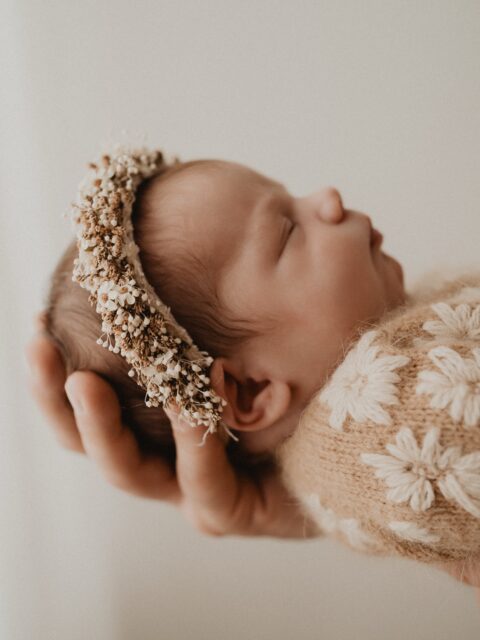 Es gibt einen Satz, den ich von meinen Kundinnen immer wieder höre:

„Ich bin so froh, dass wir zu dir gekommen sind.“

Und jedes Mal hüpft mein Herz.

Denn bei mir geht es nicht nur um schöne Fotos. Es geht darum, dass ihr euch sicher und wohl fühlt. Dass ihr ankommt. Durchatmet. Euch fallen lassen könnt.

Viele Mamas kommen mit Sorgen zum Shooting:
Ob die Kinder „mitmachen“, ob sie selbst fotogen sind oder ob alles stressig wird. Und dann erleben sie eine Atmosphäre voller Ruhe, Geduld und Verständnis – ein Shooting, das sich eher wie gemeinsame Familienzeit anfühlt als wie ein Termin.

Ohne Druck.
Mit ganz viel Gefühl.

Ich nehme mir Zeit für euch und für die kleinen Momente dazwischen – das Lachen, das Kuscheln, die Nähe. Genau dort entstehen die Bilder, die euch Jahre später noch mitten ins Herz treffen.

Wenn meine Kundinnen am Ende sagen,
dass sie sich wohlgefühlt haben, gesehen wurden und jetzt Erinnerungen besitzen, die unbezahlbar sind –
dann weiß ich, warum ich diesen Beruf so liebe.

Für echte Emotionen
Für Erinnerungen, die bleiben
Für eure Geschichte

•

Alexandra Reiter Fotografie
Fotostudio für Newborn-, Babybauch- und Familienfotografie im Unterallgäu – für Familien aus Ulm, Augsburg, Memmingen und dem gesamten Allgäu.

Ich freue mich darauf, eure Geschichte in liebevollen, zeitlosen Bildern festzuhalten.

www.alexandrareiterfotografie.de
info@alexandrareiterfotografie.de
WhatsApp: 0176-61122336

BABYBAUCHFOTOGRAFIE | NEWBORNFOTOGRAFIE | FAMILIENFOTOGRAFIE | FOTOSTUDIO ALLGÄU