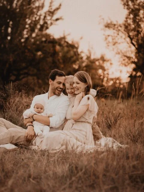 Du wünschst dir Bilder, die sich Jahre später nicht nur schön ansehen, sondern sich wie ein Gefühl anfühlen? Zwischen wildem Kinderlachen, kleinen Händen in euren und diesen leisen Momenten dazwischen entstehen genau solche Erinnerungen. Diese echten, authentischen Augenblicke halte ich bei eurem Familienshooting für euch fest – draußen in der Natur oder in meinem hellen Studio im Unterallgäu. Natürliche Familienfotografie rund um Memmingen, Mindelheim, Krumbach, Ulm und Augsburg – voller Nähe, Wärme und Verbindung.

Die Termine für den Sommer sind begrenzt und mein Kalender ist jetzt schon gut gefüllt. Nächstes Jahr ist dein Kind wieder ein Stück größer, ein Stück selbstständiger – diese Zeit kommt nicht zurück. Wenn du dir solche Erinnerungen wünschst, ist jetzt der richtige Moment. Sichere dir euren Termin.

•

Alexandra Reiter Fotografie
Fotostudio für Newborn-, Babybauch- und Familienfotografie im Unterallgäu – für Familien aus Ulm, Augsburg, Memmingen und dem gesamten Allgäu.

Ich freue mich darauf, eure Geschichte in liebevollen, zeitlosen Bildern festzuhalten.

www.alexandrareiterfotografie.de
info@alexandrareiterfotografie.de
WhatsApp: 0176-61122336
