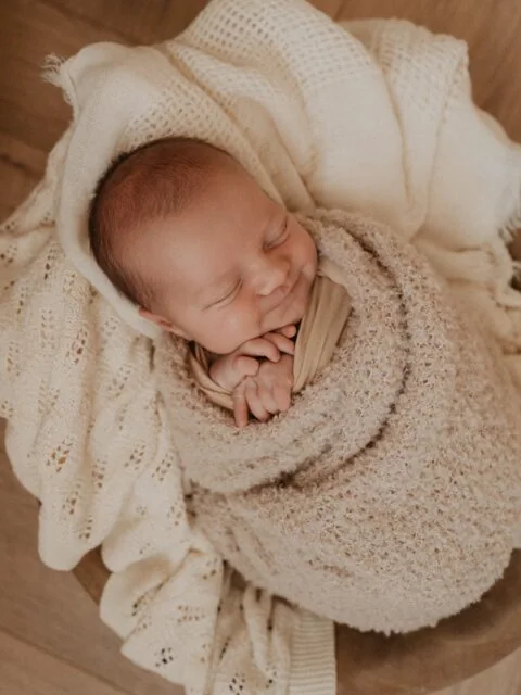 Mein Kalender füllt sich gerade mit ganz vielen Juli- und August-Babys.

Bist du schwanger und wünschst dir, dass ich diese besondere Zeit für dich mit viel Erfahrung, Ruhe und Gefühl in Bildern und einem liebevollen Film festhalte?

Dann schreib mir gern und sichere dir rechtzeitig deinen Zeitslot. Die Neugeborenenzeit ist so kurz – und so wertvoll.

•

Alexandra Reiter Fotografie
Fotostudio für Newborn-, Babybauch- und Familienfotografie im Unterallgäu – für Familien aus Ulm, Augsburg, Memmingen und dem gesamten Allgäu.

Ich freue mich darauf, eure Geschichte in liebevollen, zeitlosen Bildern festzuhalten.

www.alexandrareiterfotografie.de
info@alexandrareiterfotografie.de
WhatsApp: 0176-61122336