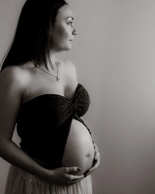 Babybauchfotoshooting: Indoor oder Outdoor?

Du überlegst, ob dein Babybauchshooting im Studio oder in der Natur stattfinden soll? Keine Sorge, ich helfe dir dabei, die perfekte Entscheidung zu treffen – individuell abgestimmt auf deine Wünsche und die Jahreszeit.

Studio: Warm und vielseitig

Im Studio erwartet dich eine entspannte Atmosphäre mit viel Raum für kreative Aufnahmen - ganz unabhängig vom Wetter. Es ist gemütlich und dir stehen zahlreiche Outfits aus meinem Kundenkleiderschrank zur Verfügung. Besonders in den kälteren Monaten ist das Studio die ideale Wahl, um deinen Babybauch vielseitig und zeitlos festzuhalten.

Outdoor: Natürlich und stimmungsvoll
Von Frühling bis Herbst ist die Natur eine traumhafte Kulisse, um deinen Babybauch festzuhalten. In den Abendstunden, wenn das Licht weich und golden wird, entstehen zwischen Gräsern, Blumen und einer natürlichen Umgebung romantische und emotionale Bilder, die den Zauber dieser besonderen Zeit einfangen. Zwei abgestimmte Outfits sorgen dabei für Abwechslung. 

Beide Optionen haben ihren ganz eigenen Charme und ich freue mich darauf, dich zu beraten, damit dein Shooting genauso wird, wie du es dir vorstellst. 

Melde dich bei mir und wir planen dein Babybauchshooting – perfekt auf dich abgestimmt!

•

Alexandra Reiter Fotografie
Fotostudio für Newborn-, Babybauch- und Familienfotografie im Unterallgäu – für Familien aus Ulm, Augsburg, Memmingen und dem gesamten Allgäu.

Ich freue mich darauf, eure Geschichte in liebevollen, zeitlosen Bildern festzuhalten.

www.alexandrareiterfotografie.de
info@alexandrareiterfotografie.de
WhatsApp: 0176-61122336