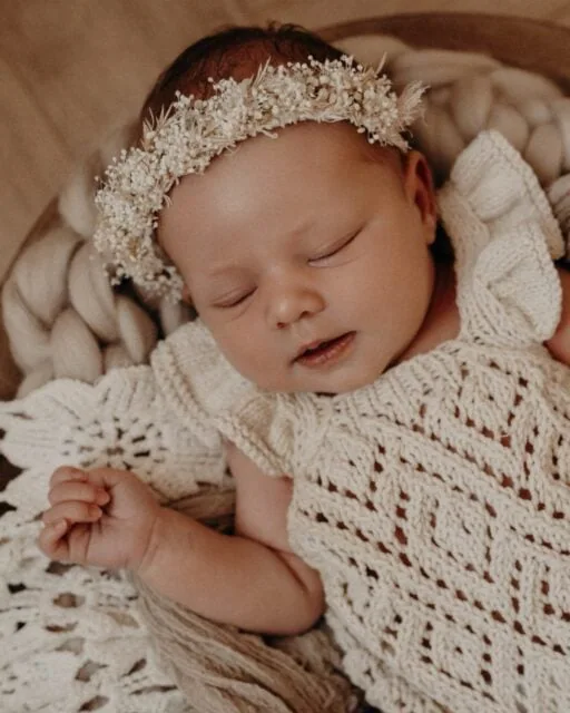 So beginnt alles.

Diese ersten Tage sind leise. Zart. Voller Staunen.
Euer Baby passt noch in eure Hände – und gleichzeitig verändert es euer ganzes Leben.

Ich halte genau diese Anfangszeit und dieses große Wunder für euch fest. Ohne Druck. Ohne Hektik.
Mit viel Ruhe, Erfahrung und einem geschützten Raum, in dem ihr einfach ankommen dürft.

Die Neugeborenenzeit ist so kurz.
Und sie kommt nicht zurück.

Wenn du schwanger bist und dir zeitlose, natürliche Erinnerungen an diese ersten Tage wünschst, melde dich frühzeitig bei mir.
Ich plane rund um euren ET bewusst nur wenige Termine ein.

•

Alexandra Reiter Fotografie
Fotografin für Newborn-, Babybauch- und Familienfotografie im Unterallgäu – für Familien aus Ulm, Augsburg, Memmingen und dem gesamten Allgäu.

Ich freue mich darauf, eure Geschichte in liebevollen, zeitlosen Bildern festzuhalten.

www.alexandrareiterfotografie.de
info@alexandrareiterfotografie.de
WhatsApp: 0176-61122336