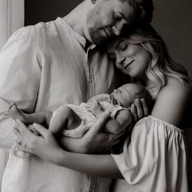 Was du siehst.
Und was ich sehe.

Du siehst vielleicht ein schlafendes Baby.
Eine Decke. Ein ruhiges Bild.

Ich sehe eure ersten Tage als Familie.
Diese zarten Finger.
Diesen winzigen Mund.
Dieses neue, noch ganz leise Kapitel.

Ich sehe, wie vorsichtig ihr euer Baby haltet.
Wie ihr es anseht.
Wie sich euer ganzes Leben gerade verändert.

Genau diese ersten Momente halte ich für euch fest.
Ruhig. Sicher. Mit ganz viel Gefühl und allen Details. 

Bist du gerade schwanger und wünschst dir unvergessliche Erinnerungen an diese erste Zeit?

Dann schreib mir oder folge mir für mehr Infos rund um dein Newborn-, Babybauch- oder Familienshooting.

Die ersten Tage sind so schnell vorbei. 

•

Alexandra Reiter Fotografie
Fotografin für Newborn-, Babybauch- und Familienfotografie im Unterallgäu – für Familien aus Ulm, Augsburg, Memmingen und dem gesamten Allgäu.

Ich freue mich darauf, eure Geschichte in liebevollen, zeitlosen Bildern festzuhalten.

www.alexandrareiterfotografie.de
info@alexandrareiterfotografie.de
WhatsApp: 0176-61122336