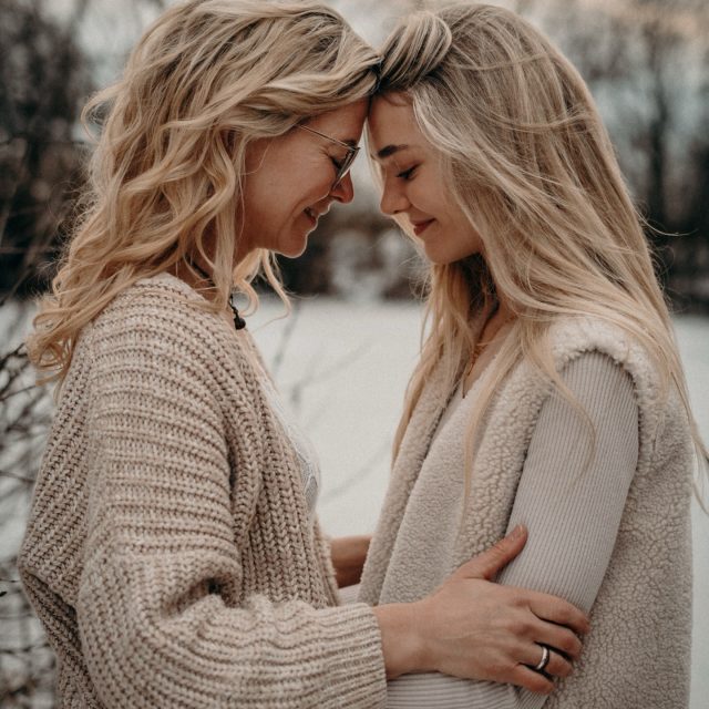 Mama-Liebe begleitet unsere Kinder ein Leben lang. Sie verändert sich, aber sie bleibt. In jeder Phase. In jedem Alter.

Ich hatte vor kurzem ein Mama-Tochter-Shooting. Die Mama meldete sich bei mir:
„Ich wünsche mir Bilder – nur mit meiner Tochter.“

Und nein, die Tochter war kein kleines Mädchen mehr.
Sondern eine erwachsene junge Frau.

Und genau das liebe ich so sehr.

Mama-Liebe endet nicht mit dem Kindergartenalter.
Sie verändert sich.
Sie wächst mit.
Aber sie bleibt.

Wir standen gemeinsam in einer verschneiten Landschaft. Diese karge, ruhige Winterwelt – ich liebe das so sehr. Der Schnee, die klare Luft, dieses reduzierte, fast stille Setting.

Zu Beginn waren die beiden noch ein bisschen unsicher.
„Was sollen wir machen?“
„Wie sollen wir stehen?“

Und dann?
Dann haben wir einfach angefangen.

Mit kleinen, lockeren Anleitungen.
Mit Bewegung.
Mit Lachen.

Und plötzlich war da nur noch ihre Verbindung.
Ihr Zusammenhalt voller Leichtigkeit. 
Dieses Vertraute zwischen ihnen.

Während des Shootings haben sie sich so liebe Dinge gesagt.
Ganz leise. Ganz selbstverständlich.
Und genau das sieht man auf den Bildern.

Solche Shootings sind nicht nur Fotos.
Es ist gemeinsame Zeit.
Ein bewusstes Innehalten.

Die Bilder sind heute wunderschön.
Aber ihre Bedeutung wächst mit jedem Jahr.
Mit jedem Kapitel eures Lebens.

Und genau dafür bin ich so dankbar –
dass ich diese Erinnerungen für euch festhalten darf.

Wenn du dir auch solche Bilder wünschst –
ganz egal, ob deine Kinder klein und vielleicht sogar noch unter denen Herzen oder schon groß sind,
ganz egal zu welcher Jahreszeit –

schreib mir.
Lass uns euer Shooting planen.

•

Alexandra Reiter Fotografie
Fotografin für Newborn-, Babybauch- und Familienfotografie im Unterallgäu – für Familien aus Ulm, Augsburg, Memmingen und dem gesamten Allgäu.

Ich freue mich darauf, eure Geschichte in liebevollen, zeitlosen Bildern festzuhalten.

www.alexandrareiterfotografie.de
info@alexandrareiterfotografie.de
WhatsApp: 0176-61122336

#mamaliebeshooting
#mamatochtershooting
#familienfotografie
#fotografinulm
#familienfotografinunterallgäu