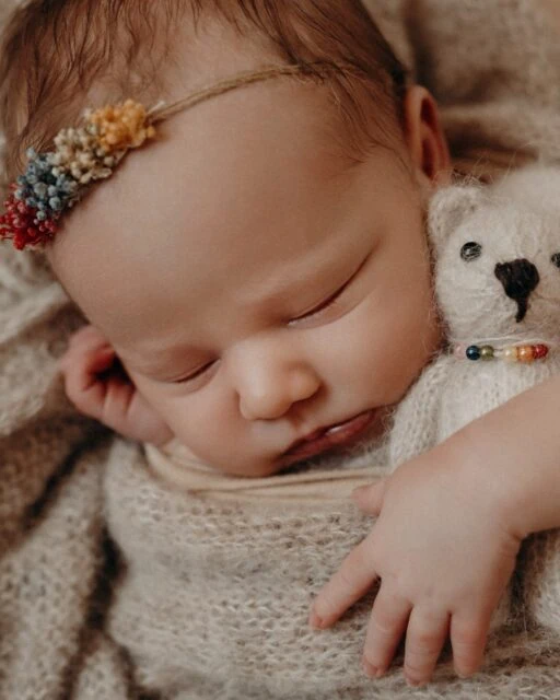 Es gibt Familien, die einem ganz besonders ans Herz wachsen. Und obwohl ich für jede einzelne Familie, die ich begleiten darf, unglaublich dankbar bin – gibt es Geschichten, die einen besonders berühren.
Diese kleine Maus gehört zu so einer Geschichte.

2023 durfte ich ihren großen Bruder fotografieren. Ein Sternenkind.

Ich erinnere mich noch so genau an diesen Sommertag. An diesen Raum. An diese unfassbare Liebe zwischen Mama, Papa und ihrem kleinen, perfekten Jungen. Da war so viel Trauer – und gleichzeitig so viel Nähe und grenzenlose Liebe.

Als die Familie mir ein Jahr später schrieb, dass sie wieder schwanger sind, habe ich mich so sehr mit ihnen gefreut. Ich durfte ihr Babybauchshooting fotografieren. Dann das Newbornshooting ihres zweiten Sohnes – ihres Regenbogenbabys.

Und nun ist die Familie noch einmal gewachsen. Ein kleines Regenbogenmädchen.

Heute hat diese wundervolle Familie drei Kinder. Zwei dürfen sie jeden Tag in den Arm nehmen. Und ihr großer Bruder ist und bleibt ein ganz wichtiger Teil von ihnen. Unvergessen. Unersetzbar. Für immer ihr erstes Kind.

Es gibt Zeiten, die fühlen sich unendlich dunkel an. Aussichtslos. Schwer. Und der Verlust bleibt. 
Aber es lohnt sich, an die Hoffnung zu glauben. Auch wenn man sie manchmal kaum spüren kann.
Denn irgendwann kommt wieder Licht. Vielleicht leise. Vielleicht langsam. Aber es kommt.

Manche Familien darf ich durch alle Kapitel begleiten. Durch die schwersten. Und durch die schönsten.
Danke für euer unglaubliches Vertrauen. 
•

Alexandra Reiter Fotografie
Fotografin für Newborn-, Babybauch- und Familienfotografie im Unterallgäu – für Familien aus Ulm, Augsburg, Memmingen und dem gesamten Allgäu.

Ich freue mich darauf, eure Geschichte in liebevollen, zeitlosen Bildern festzuhalten.

www.alexandrareiterfotografie.de
info@alexandrareiterfotografie.de
WhatsApp: 0176-61122336

#regenbogenbaby
#sternenkinderbleibenunvergessen
#sternenkinderfotograf
#newbornshooting
#fotografinunterallgäu