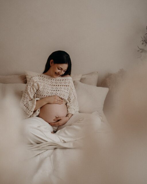 Ganz viele Mamas erzählen mir, dass sie schon einmal vor der Kamera standen – und sich danach auf den Bildern nicht wiedergefunden haben.
Dass sie sich nicht schön gefühlt haben. Dass die Vorfreude, dieses leise Glück in ihnen, auf den Fotos nicht sichtbar war.
Und dann bleiben Bilder zurück, die eigentlich so wertvoll sein sollten – aber nicht das zeigen, was sie sich gewünscht haben.
Oft kommen diese Frauen in ihrer nächsten Schwangerschaft zu mir. Mit dem Wunsch, dass es diesmal anders wird. Dass sie sich schön fühlen. Sicher. Gesehen.
Und wenn sie bei der Bildpräsentation einfach nur „Wow“ sagen, weiß ich, warum ich meine Shootings genauso gestalte.
Gleichzeitig macht es mich manchmal traurig. Denn diese erste Schwangerschaft kommt nicht zurück.
Eine Schwangerschaft ist kurz. Intensiv. Einzigartig. Und sie verdient Bilder, auf denen du dich wiedererkennst – stark, weich, strahlend, weiblich.
Wenn du gerade dieses kleine Wunder unter deinem Herzen trägst und spürst, dass du dir Erinnerungen wünschst – dann zögere nicht. Warte nicht auf „wenn ich mich wohler fühle“ oder „wenn ich noch ein bisschen anders aussehe“. Lass uns dein Shooting so planen, dass du dich sicher fühlst. Und wunderschön.
Du erschaffst Leben. Du trägst ein Wunder in dir. Und genau das darf man sehen. 🤍

•

Alexandra Reiter Fotografie
Fotografin für Newborn-, Babybauch- und Familienfotografie im Unterallgäu – für Familien aus Ulm, Augsburg, Memmingen und dem gesamten Allgäu.

Ich freue mich darauf, eure Geschichte in liebevollen, zeitlosen Bildern festzuhalten.

www.alexandrareiterfotografie.de
info@alexandrareiterfotografie.de
WhatsApp: 0176-61122336

#babybauchshooting
#babybauchfotografie
#schwangerschaftsfotografie
#fotografinulm
#fotografinunterallgäu