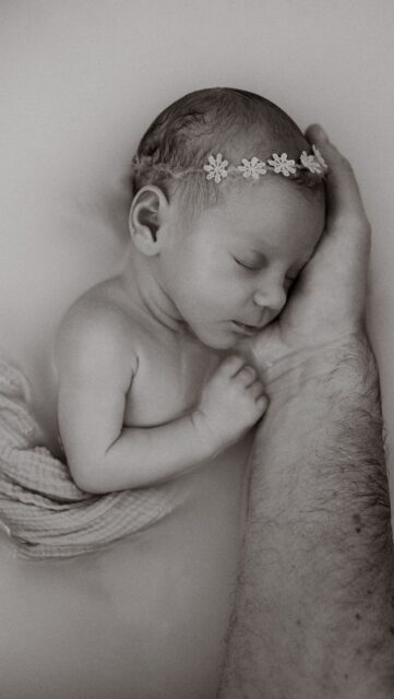 Ich bin die Fotografin, der ihr euer wenige Tage altes Baby anvertraut.

Und das ist für mich etwas unglaublich Wertvolles – niemals selbstverständlich.

Ein Neugeborenes ist zart. Neu. Empfindsam.
Jede Bewegung braucht Achtsamkeit. Jede Berührung Sicherheit.

Gerade beim Milchbad-Shooting.

Für viele Babys ist es das erste Bad ihres Lebens. Das ist kein hübsches Accessoire für ein Foto. Das ist ein sensibler Moment.

Und sensibel bedeutet: Wissen. Erfahrung. Ruhe.

Ich habe mich bewusst weitergebildet – unter anderem bei einer Hebamme – um genau zu verstehen, was ich tue.
 Damit euer Baby sich sicher fühlt. Und ihr euch entspannen könnt.

Auf Social Media sehe ich immer wieder Bilder, bei denen Babys in unnatürliche Positionen gebracht werden. Und jedes Mal denke ich: Diese kleinen Menschen sind keine Dekoration.

Sie sind Wunder.

Und sie verdienen Respekt. Fachwissen. Ein geschütztes Umfeld.

Wenn ihr euch für ein Newborn- oder Milchbad-Shooting entscheidet, achtet nicht nur auf schöne Bilder oder einen vermeintlich günstigen Preis. Achtet auf die Erfahrung dahinter.

Mein Wissen gebe ich übrigens auch in individuellen Mentorings an andere Fotografinnen weiter. Gerne auch speziell zum Thema Milchbad.

Denn Sicherheit ist kein Trend. Sie sollte Standard sein. 

•

Alexandra Reiter Fotografie
Fotografin für Newborn-, Babybauch- und Familienfotografie im Unterallgäu – für Familien aus Ulm, Augsburg, Memmingen und dem gesamten Allgäu.

Ich freue mich darauf, eure Geschichte in liebevollen, zeitlosen Bildern festzuhalten.

www.alexandrareiterfotografie.de
info@alexandrareiterfotografie.de
WhatsApp: 0176-61122336

#MilchbadShooting
#NewbornFotografie
#babyfotografulm
#Neugeborenenfotograf
#Babyfotografaugsburg