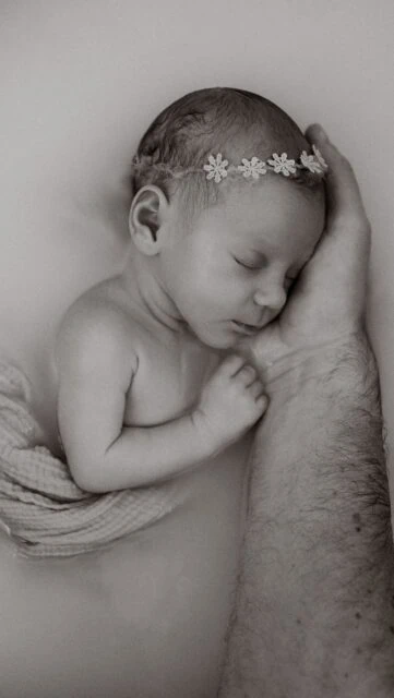 Ich bin die Fotografin, der ihr euer wenige Tage altes Baby anvertraut.

Und das ist für mich etwas unglaublich Wertvolles – niemals selbstverständlich.

Ein Neugeborenes ist zart. Neu. Empfindsam.
Jede Bewegung braucht Achtsamkeit. Jede Berührung Sicherheit.

Gerade beim Milchbad-Shooting.

Für viele Babys ist es das erste Bad ihres Lebens. Das ist kein hübsches Accessoire für ein Foto. Das ist ein sensibler Moment.

Und sensibel bedeutet: Wissen. Erfahrung. Ruhe.

Ich habe mich bewusst weitergebildet – unter anderem bei einer Hebamme – um genau zu verstehen, was ich tue.
 Damit euer Baby sich sicher fühlt. Und ihr euch entspannen könnt.

Auf Social Media sehe ich immer wieder Bilder, bei denen Babys in unnatürliche Positionen gebracht werden. Und jedes Mal denke ich: Diese kleinen Menschen sind keine Dekoration.

Sie sind Wunder.

Und sie verdienen Respekt. Fachwissen. Ein geschütztes Umfeld.

Wenn ihr euch für ein Newborn- oder Milchbad-Shooting entscheidet, achtet nicht nur auf schöne Bilder oder einen vermeintlich günstigen Preis. Achtet auf die Erfahrung dahinter.

Mein Wissen gebe ich übrigens auch in individuellen Mentorings an andere Fotografinnen weiter. Gerne auch speziell zum Thema Milchbad.

Denn Sicherheit ist kein Trend. Sie sollte Standard sein. 

•

Alexandra Reiter Fotografie
Fotografin für Newborn-, Babybauch- und Familienfotografie im Unterallgäu – für Familien aus Ulm, Augsburg, Memmingen und dem gesamten Allgäu.

Ich freue mich darauf, eure Geschichte in liebevollen, zeitlosen Bildern festzuhalten.

www.alexandrareiterfotografie.de
info@alexandrareiterfotografie.de
WhatsApp: 0176-61122336

#MilchbadShooting
#NewbornFotografie
#babyfotografulm
#Neugeborenenfotograf
#Babyfotografaugsburg