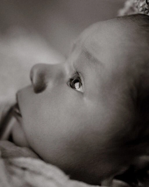 „Es war nicht nur ein Shooting, sondern ein Erlebnis für uns als kleine Familie.“

Genau das ist es.

Ein Newbornshooting ist so viel mehr als ein paar schöne Bilder. Es ist dieses Ankommen. Diese Ruhe. Dieses erste bewusste Innehalten als Familie.

Wenn Eltern sagen, dass sie sich vom ersten Moment an rundum wohlgefühlt haben, dass Tränen geflossen sind beim Film und dass sie diese Zeit nie vergessen werden – dann ist das einfach das größte Kompliment für meine Arbeit! 

Euer Baby ist nur ein paar Tage so klein.
So zart.
So neu auf dieser Welt.

Und ich darf diese ersten Erinnerungen für euch bewahren.

Danke für euer Vertrauen. Für eure lieben Worte. Für eure Wertschätzung.

Wenn auch ihr euch ein Newbornshooting wünscht, bei dem Geborgenheit, Zeit und echte Momente im Mittelpunkt stehen, dann meldet euch gern frühzeitig bei mir.

•

Alexandra Reiter Fotografie
Fotografin für Newborn-, Babybauch- und Familienfotografie im Unterallgäu – für Familien aus Ulm, Augsburg, Memmingen und dem gesamten Allgäu.

Ich freue mich darauf, eure Geschichte in liebevollen, zeitlosen Bildern festzuhalten.

www.alexandrareiterfotografie.de
info@alexandrareiterfotografie.de
WhatsApp: 0176-61122336

#Newbornshooting
#NewbornfotografUlm
#BabyfotografieAugsburg
#Neugeborenenfotografie
#Babyfotografmindelheim