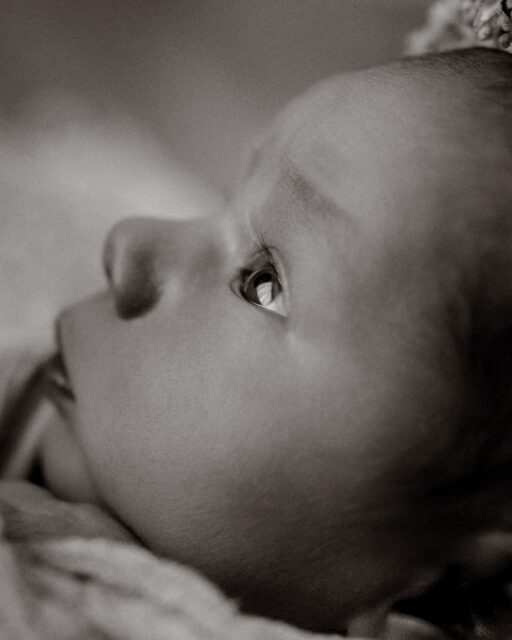 „Es war nicht nur ein Shooting, sondern ein Erlebnis für uns als kleine Familie.“

Genau das ist es.

Ein Newbornshooting ist so viel mehr als ein paar schöne Bilder. Es ist dieses Ankommen. Diese Ruhe. Dieses erste bewusste Innehalten als Familie.

Wenn Eltern sagen, dass sie sich vom ersten Moment an rundum wohlgefühlt haben, dass Tränen geflossen sind beim Film und dass sie diese Zeit nie vergessen werden – dann ist das einfach das größte Kompliment für meine Arbeit! 

Euer Baby ist nur ein paar Tage so klein.
So zart.
So neu auf dieser Welt.

Und ich darf diese ersten Erinnerungen für euch bewahren.

Danke für euer Vertrauen. Für eure lieben Worte. Für eure Wertschätzung.

Wenn auch ihr euch ein Newbornshooting wünscht, bei dem Geborgenheit, Zeit und echte Momente im Mittelpunkt stehen, dann meldet euch gern frühzeitig bei mir.

•

Alexandra Reiter Fotografie
Fotografin für Newborn-, Babybauch- und Familienfotografie im Unterallgäu – für Familien aus Ulm, Augsburg, Memmingen und dem gesamten Allgäu.

Ich freue mich darauf, eure Geschichte in liebevollen, zeitlosen Bildern festzuhalten.

www.alexandrareiterfotografie.de
info@alexandrareiterfotografie.de
WhatsApp: 0176-61122336

#Newbornshooting
#NewbornfotografUlm
#BabyfotografieAugsburg
#Neugeborenenfotografie
#Babyfotografmindelheim