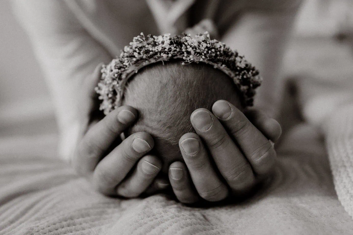 Ich halte dich.

Und du vertraust mir.
Ganz selbstverständlich.

Das ist kein Foto.
Das ist Gefühl.

Ein Versprechen.
Ein Beschützen.
Ein „Ich bin da“ – ohne Worte.

Diese ersten Tage sind so leise und doch so intensiv.
Und genau das macht sie so unendlich wertvoll.

Du wünscht dir auch solche Erinnerungen? Dann ist jetzt der richtige Moment, deinen Newborn-Termin zu sichern.

•

Alexandra Reiter Fotografie
Fotografin für Newborn-, Babybauch- und Familienfotografie im Unterallgäu – für Familien aus Ulm, Augsburg, Memmingen und dem gesamten Allgäu.

Ich freue mich darauf, eure Geschichte in liebevollen, zeitlosen Bildern festzuhalten.

www.alexandrareiterfotografie.de
info@alexandrareiterfotografie.de
WhatsApp: 0176-61122336

#Newbornshooting
#NewbornfotografUlm
#BabyfotografieAugsburg
#Neugeborenenfotografie
#BabyfotografUnterallgäu