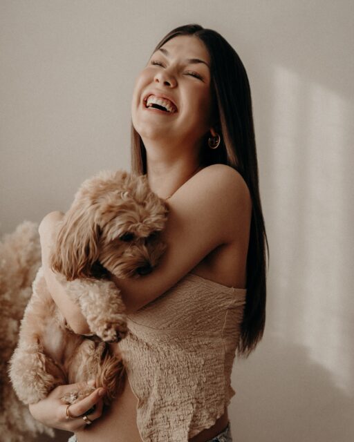 Manchmal sind beim Babybauchshooting noch mehr Familienmitglieder dabei. 🐾
In diesem Fall diese kleine Maltipoo-Hündin.

Sie gehört schließlich genauso zur Familie.

Bei diesem Shooting sind so viele wunderschöne Momente entstanden, dass ich mich ehrlich kaum entscheiden konnte, was ich euch zeigen soll.

Und dann ist da noch der Film.
Ich habe euch auch eine kleine Sequenz davon in den Beitrag gepackt – weil genau dort diese kleinen Momente einfach nochmal ganz anders wirken. Wie die Hündin am Arm schleckt, schaut, beobachtet…

Ich liebe diese Kombination aus Bildern und Film einfach sehr.
Die Bilder halten einzelne Augenblicke fest – und der Film bringt nochmal so viel Gefühl und Bewegung dazu. Zusammen erzählt es die ganze Geschichte dieses Shootings. Eure Geschichte! 

Bist du gerade schwanger und suchst eine Fotografin, die diese besondere Zeit mit viel Erfahrung, Ruhe und einem Blick für die kleinen, echten Momente festhält?

Dann folge mir gerne für mehr Einblicke und schreib mir eine Nachricht für deinen Termin.

•

Alexandra Reiter Fotografie
Fotografin für Newborn-, Babybauch- und Familienfotografie im Unterallgäu – für Familien aus Ulm, Augsburg, Memmingen und dem gesamten Allgäu.

Ich freue mich darauf, eure Geschichte in liebevollen, zeitlosen Bildern festzuhalten.

www.alexandrareiterfotografie.de
info@alexandrareiterfotografie.de
WhatsApp: 0176-61122336

#babybauchshootingulm
#babybauchfotografaugsburg
#babybauchallgäu
#schwangerschaftsfotografie
#maltipoo