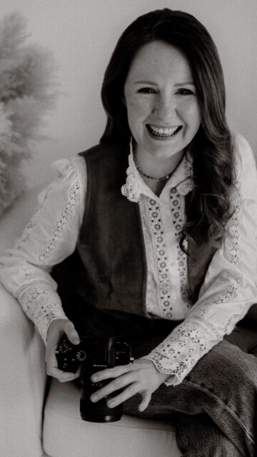 Nicht jede Fotografin arbeitet gleich.

Und das merkt man oft nicht erst an den Bildern,
sondern an dem ganzen Erlebnis drumherum.

Wie ihr vorbereitet und empfangen werdet.
Wie viel Ruhe im Shooting ist.
Ob ihr euch sicher fühlt.
Ob ihr euch einfach fallen lassen könnt.

Gerade bei Babybauch- und Newbornshootings
macht das einen riesigen Unterschied.

Denn diese Shootings brauchen Zeit, Geduld
und viel Erfahrung im Umgang mit werdenden Mamas und Neugeborenen.

Und genau daraus entstehen am Ende die Bilder,
die sich auch Jahre später noch genauso besonders anfühlen.

Wenn du gerade schwanger bist oder ein Baby erwartest
und dir genau solche Erinnerungen wünschst - 

folge mir gerne für mehr Einblicke
und schreib mir eine Nachricht für deinen Termin. 🤎

•

Alexandra Reiter Fotografie
Fotografin für Newborn-, Babybauch- und Familienfotografie im Unterallgäu – für Familien aus Ulm, Augsburg, Memmingen und dem gesamten Allgäu.

Ich freue mich darauf, eure Geschichte in liebevollen, zeitlosen Bildern festzuhalten.

www.alexandrareiterfotografie.de
info@alexandrareiterfotografie.de
WhatsApp: 0176-61122336

#babybauchshootingulm
#babybauchfotografulm
#babybauchshootingaugsburg
#fotografunterallgäu
#babybauchshootingallgäu