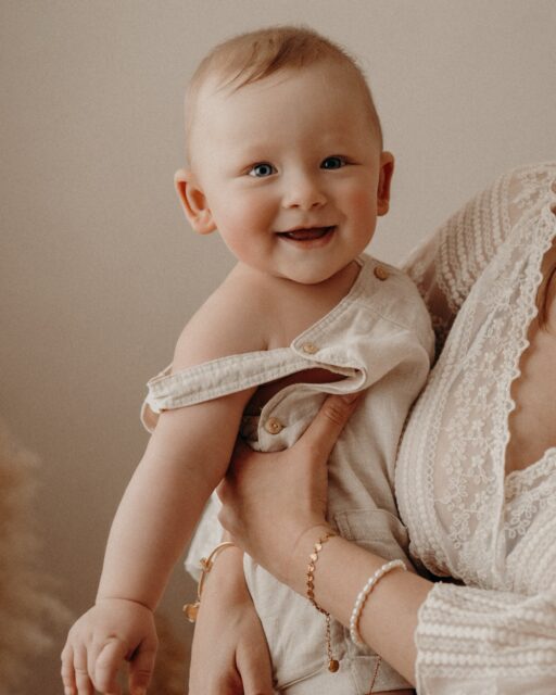 Hey Mama.

Scrollst du gerade durch Instagram, bist müde, weil die Nächte noch kurz sind und die Tage gleichzeitig so lang und doch viel zu schnell vorbei gehen?

Ich verstehe dich so gut.

Du willst alles richtig machen.
Du liebst dein kleines Wunder so sehr, gibst jeden Tag so viel und möchtest am liebsten jeden einzelnen Moment festhalten.

Auf deinem Handy sind wahrscheinlich tausende Bilder von deinem Baby.
Aber Bilder, auf denen du mit drauf bist?

Bilder, auf denen man sieht, wie viel Liebe du jeden Tag gibst?

Oft Fehlanzeige.

Die Tage vergehen.
Die Wochen vergehen.

Und plötzlich steht vielleicht schon der erste Geburtstag vor der Tür.

Ein Jahr, das so schnell vorbei gegangen ist –
und das du dir gleichzeitig niemals wieder anders vorstellen könntest.

Einmal blinzeln…
und aus deinem Neugeborenen ist ein kleiner Entdecker geworden.

Lass uns dieses Glück festhalten.
Eure Liebe. Eure Verbundenheit.
Momente, die bleiben.

Wenn du dir genau solche Erinnerungen wünschst,
schreib mir eine Nachricht und sichere dir deinen Termin für ein Mamaliebe-Shooting. 🤍

•

Alexandra Reiter Fotografie
Fotografin für Newborn-, Babybauch- und Familienfotografie im Unterallgäu – für Familien aus Ulm, Augsburg, Memmingen und dem gesamten Allgäu.

Ich freue mich darauf, eure Geschichte in liebevollen, zeitlosen Bildern festzuhalten.

www.alexandrareiterfotografie.de
info@alexandrareiterfotografie.de
WhatsApp: 0176-61122336

#mamaliebe
#mamaundbabyshooting
#babyfotografulm
#familienfotografallgäu
#babyfotografaugsburg