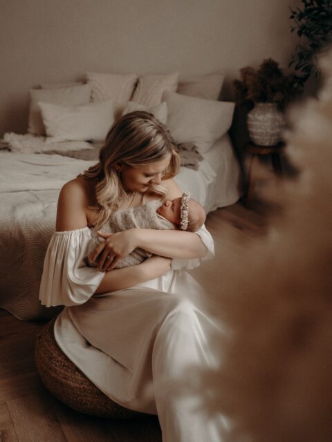 Du denkst vielleicht, du erinnerst dich immer daran. 

Wie klein dein Baby war. Wie es gerochen hat. Wie es sich angefühlt hat, es im Arm zu halten.
Aber diese Zeit verschwimmt.
Zwischen Müdigkeit, Alltag und all dem Neuen.
Und irgendwann merkst du, wie schnell sie vorbei war.

Ein Newbornshooting ist nicht nur dafür da, Bilder zu haben.

Es ist dafür da, diese Zeit bewusst festzuhalten.
Damit du dich nicht nur erinnerst, sondern sie wieder fühlen kannst.
So, wie sie wirklich war. ✨

Wenn du spürst, dass du genau diese Zeit für dich bewahren möchtest, dann begleite ich euch von Herzen gerne. 🤎

•

Alexandra Reiter Fotografie
Fotografin für Newborn-, Babybauch- und Familienfotografie im Unterallgäu – für Familien aus Ulm, Augsburg, Memmingen und dem gesamten Allgäu.

Ich freue mich darauf, eure Geschichte in liebevollen, zeitlosen Bildern festzuhalten.

www.alexandrareiterfotografie.de
info@alexandrareiterfotografie.de
WhatsApp: 0176-61122336

#Newbornshooting
#NewbornfotografUlm
#BabyfotografieAugsburg
#Neugeborenenfotografie
#BabyfotografUnterallgäu