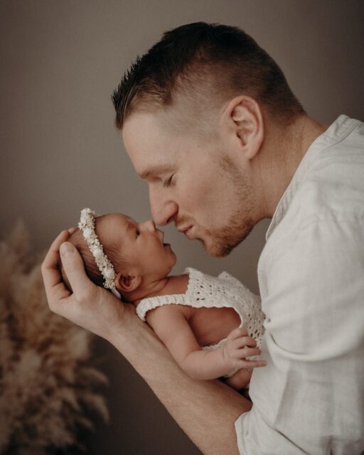 Ich weiß noch genau, wie sich diese ersten Tage angefühlt haben. 🤎

So viel Liebe. So viel Staunen. Und gleichzeitig so viel Neues.
Diese kleinen Hände. Dieser Duft. Dieses Gefühl, dein Baby einfach nur anzusehen und nicht fassen zu können, dass es wirklich da ist.

Und genau deshalb bedeutet mir Newbornfotografie so viel.
Weil ich weiß, wie schnell diese Zeit vergeht. Wie sehr sie sich verändert. Und wie wertvoll es ist, sie festzuhalten.
Bei mir darfst du einfach ankommen. Durchatmen. Dein Baby halten und diesen Moment genießen.
Ganz ohne Druck. Ganz in eurem Tempo.
Und ich halte genau das für dich fest. 

Wenn du dir genau diese Zeit bewahren möchtest, bin ich von Herzen für euch da. 🤎

•

Alexandra Reiter Fotografie
Fotografin für Newborn-, Babybauch- und Familienfotografie im Unterallgäu – für Familien aus Ulm, Augsburg, Memmingen und dem gesamten Allgäu.

Ich freue mich darauf, eure Geschichte in liebevollen, zeitlosen Bildern festzuhalten.

www.alexandrareiterfotografie.de
info@alexandrareiterfotografie.de
WhatsApp: 0176-61122336

#Newbornshooting
#NewbornfotografUlm
#BabyfotografieAugsburg
#Neugeborenenfotografie
#BabyfotografUnterallgäu