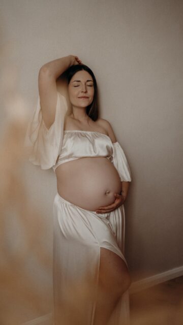 Genau diese Zeit kommt nie zurück.

Du bist mittendrin.
Zwischen Alltag, Wäschebergen und kleinen Händen, die nach dir greifen.
Zwischen „Mama, komm mal“ und diesem leisen Wissen,
dass sich gerade alles verändert.

Du trägst ein neues Leben unter deinem Herzen –
und hältst gleichzeitig dein erstes noch ganz fest.

Und genau das…
geht so schnell vorbei.

Diese Blicke.
Diese Nähe.
Dieses Dazwischen von „noch wir zwei“ und „bald sind wir mehr“.

Du darfst dich erinnern.
Daran, wie es sich angefühlt hat.
Wie schön du warst.
Wie besonders diese Zeit wirklich ist.

Nicht irgendwann.
Jetzt.

Schreib mir, wenn du dir genau das für immer bewahren möchtest.

•

Alexandra Reiter Fotografie
Fotografin für Newborn-, Babybauch- und Familienfotografie im Unterallgäu – für Familien aus Ulm, Augsburg, Memmingen und dem gesamten Allgäu.

Ich freue mich darauf, eure Geschichte in liebevollen, zeitlosen Bildern festzuhalten.

www.alexandrareiterfotografie.de
info@alexandrareiterfotografie.de
WhatsApp: 0176-61122336

#babybauchfotografulm
#babybauchshootingaugsburg
#babybauchfotografmemmingen
#babybauchshootingallgaeu
#babybauchfotografunterallgaeu