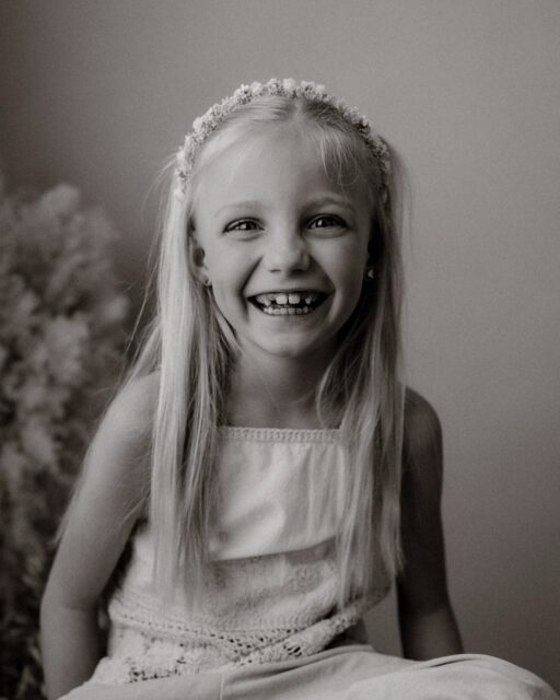 Du denkst immer, du hast noch Zeit.

Für mehr Bilder.
Für später.
Für „wenn alles ein bisschen ruhiger ist“.

Und dann sind sie auf einmal nicht mehr so klein.
Nicht mehr so nah.

Diese Phase – die kommt nicht zurück.

Und genau deshalb halte ich sie für dich fest.
So wie sie ist.
Echt, ruhig und voller Nähe. 

Wenn du dir genau solche Bilder wünschst, schreib mir gern.

MAMA | VERBUNDENHEIT | ECHTE MOMENTE | ERINNERUNGEN

•

Alexandra Reiter Fotografie
Fotografin für Newborn-, Babybauch- und Familienfotografie im Unterallgäu – für Familien aus Ulm, Augsburg, Memmingen und dem gesamten Allgäu.

Ich freue mich darauf, eure Geschichte in liebevollen, zeitlosen Bildern festzuhalten.

www.alexandrareiterfotografie.de
info@alexandrareiterfotografie.de
WhatsApp: 0176-61122336