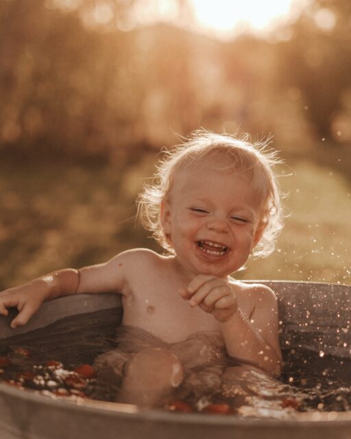 So fühlt sich Sommer an, wenn man ein Kind ist.

Nasse Haare, warme Haut, Erdbeeren im Wasser und dieses Lachen, das einfach ansteckt.

Planschen, Quatsch machen, ausprobieren und einfach den Moment genießen, ohne darüber nachzudenken.

So viel Lebensfreude. So viel Leichtigkeit. So viel echtes Kindsein.

Genau diese Momente liebe ich festzuhalten. Wenn nichts erzwungen werden muss, sondern aus dem gemeinsamen Erleben heraus Bilder entstehen, die voller Persönlichkeit und Gefühl sind.

Bilder, die irgendwann nicht nur zeigen, wie klein sie einmal waren,  sondern uns wieder spüren lassen, wie sich diese Zeit mit ihnen angefühlt hat.

•

Alexandra Reiter Fotografie
Fotografin für Newborn-, Babybauch- und Familienfotografie im Unterallgäu – für Familien aus Ulm, Augsburg, Memmingen und dem gesamten Allgäu.

Ich freue mich darauf, eure Geschichte in liebevollen, zeitlosen Bildern festzuhalten.

www.alexandrareiterfotografie.de
info@alexandrareiterfotografie.de
WhatsApp: 0176-61122336

#familienfotografie #kinderfotografie #familienfotografin #kindheitsmomente #allgäufotografin