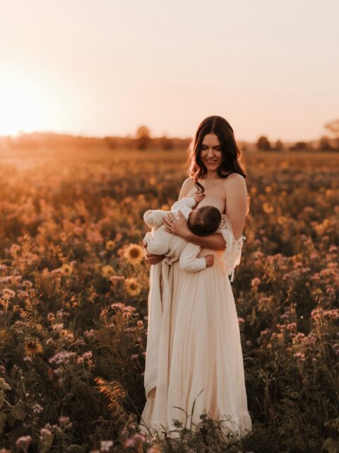 Mama sein. Und dabei so unglaublich viel Liebe empfinden, dass man manchmal gar nicht weiß, wohin damit.

Wenn dein Baby dich anlächelt.
Wenn du diese kleinen Händchen in deinen hältst.
Wenn du es ganz fest an dich drückst und am liebsten die Zeit für einen Moment anhalten möchtest.

Ich liebe es, Mamas mit ihren Kindern zu fotografieren. Dieses Strahlen in ihren Augen. Diesen unglaublichen Stolz. Diese Liebe, die man auf jedem einzelnen Bild spüren kann.

Und ich wünsche mir, dass du dich irgendwann mit deinem längst erwachsenen Kind auf dem Sofa wiederfindest, diese Bilder anschaust und dich für einen kleinen Moment wieder genauso fühlst wie an diesem besonderen Abend.

Mit deinem kleinen Wunder im Arm. Und ganz viel Liebe im Herzen.

•

Alexandra Reiter Fotografie
Fotografin für Newborn-, Babybauch- und Familienfotografie im Unterallgäu – für Familien aus Ulm, Augsburg, Memmingen und dem gesamten Allgäu.

Ich freue mich darauf, eure Geschichte in liebevollen, zeitlosen Bildern festzuhalten.

www.alexandrareiterfotografie.de
info@alexandrareiterfotografie.de
WhatsApp: 0176-61122336