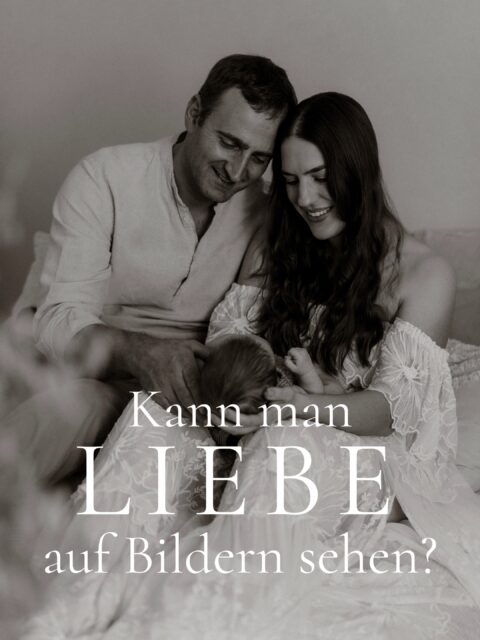 Irgendwann wird euer Kind diese Bilder ansehen.

Und es wird nicht nur sehen, wie klein es einmal war.

Sondern wie ihr es angeschaut habt. Wie geborgen es in euren Armen lag. Wie viel Liebe in jeder Berührung steckte.

Diese Nähe. Dieses unbeschreibliche Glück. All die Gefühle, für die es manchmal gar keine Worte gibt.

Genau das tragen meine Bilder und Filme.

Nicht nur, wie ihr damals ausgesehen habt. Sondern wie sich eure Liebe angefühlt hat.

Für euch. Und für eure Kinder. Ein Leben lang.

•

Alexandra Reiter Fotografie
Babybauchfotografie | Neugeborenenfotografie | Familienfotografie

Mit ganz viel Liebe für eure Erinnerungen.
Fotostudio im Unterallgäu - für Familien aus Memmingen, Mindelheim, Ulm, Augsburg und dem Allgäu.

www.alexandrareiterfotografie.de
info@alexandrareiterfotografie.de
WhatsApp: 0176-61122336