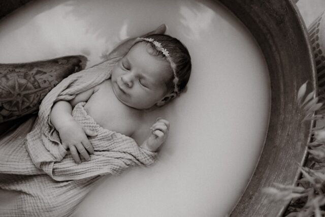 So zart. So ruhig. 🤎

Milchbad-Bilder mit eurem Neugeborenen sind etwas ganz Besonderes.

Diese kleinen Bewegungen,
die Ruhe,
dieses ganz feine Gefühl von Geborgenheit.

Alles ist weich.
Alles ist still.

Und genau so entstehen diese einzigartigen Bilder.

Gerade in den ersten Tagen sind Babys noch so entspannt,
lassen sich treiben und fühlen sich im warmen Wasser einfach wohl.

Für mich ist es jedes Mal etwas ganz Besonderes,
diese Momente für euch festzuhalten –
mit ganz viel Ruhe, Erfahrung und einem sicheren Gefühl für euer Baby.

Diese Zeit ist so kurz.
Und genau deshalb so wertvoll.

Wenn du dir genau solche Erinnerungen wünschst,
melde dich am besten schon in der Schwangerschaft
und sichere dir deinen Termin rund um euren ET. 🤎

•

Alexandra Reiter Fotografie
Fotografin für Newborn-, Babybauch- und Familienfotografie im Unterallgäu – für Familien aus Ulm, Augsburg, Memmingen und dem gesamten Allgäu.

Ich freue mich darauf, eure Geschichte in liebevollen, zeitlosen Bildern festzuhalten.

www.alexandrareiterfotografie.de
info@alexandrareiterfotografie.de
WhatsApp: 0176-61122336

#newbornshootingulm
#milchbadshooting
#babyfotografallgäu
#newbornfotografie
#babyfotografulm