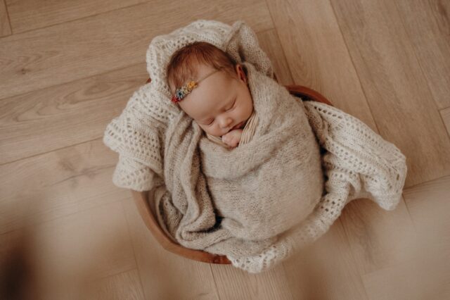 Ich weiß noch genau, wie sich diese ersten Tage angefühlt haben. 
So viel Liebe. So viel Staunen. Und gleichzeitig so viel Neues.
Diese kleinen Hände. Dieser Duft. Dieses Gefühl, dein Baby einfach nur anzusehen und nicht fassen zu können, dass es wirklich da ist.
Und genau deshalb bedeutet mir Newbornfotografie so viel.
Weil ich weiß, wie schnell diese Zeit vergeht. Wie sehr sie sich verändert. Und wie wertvoll es ist, sie festzuhalten.
Bei mir darfst du einfach ankommen. Durchatmen. Dein Baby halten und diesen Moment genießen.
Ganz ohne Druck. Ganz in eurem Tempo.
Und ich halte genau das für dich fest.

Wenn du dir genau diese Zeit bewahren möchtest, bin ich von Herzen für euch da. 

•

Alexandra Reiter Fotografie
Fotografin für Newborn-, Babybauch- und Familienfotografie im Unterallgäu – für Familien aus Ulm, Augsburg, Memmingen und dem gesamten Allgäu.

Ich freue mich darauf, eure Geschichte in liebevollen, zeitlosen Bildern festzuhalten.

www.alexandrareiterfotografie.de
info@alexandrareiterfotografie.de
WhatsApp: 0176-61122336

#Newbornshooting
#NewbornfotografUlm
#BabyfotografieAugsburg
#Neugeborenenfotografie
#BabyfotografUnterallgäu