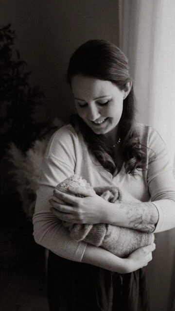 Ein Ort voller Licht, Wärme und Geborgenheit 🤍
Willkommen in meinem Fotostudio im Unterallgäu.

Hier entstehen eure Erinnerungen – in ruhiger Atmosphäre, mit viel Zeit, Geduld und ganz viel Gefühl. Mein Studio ist speziell für Newbornshootings, Babybauchshootings und Familienshootings eingerichtet, damit ihr euch vom ersten Moment an sicher und wohlfühlen könnt.

Natürliche Farben, weiche Stoffe, liebevolle Details und mein exklusiver Kundenkleiderschrank schaffen den perfekten Rahmen für zeitlose, emotionale Familienfotos.

Ob ihr aus Ulm, Augsburg, Memmingen, Mindelheim oder dem Allgäu kommt – mein Studio ist ein Ort zum Ankommen, Durchatmen und einfach Sein.

Vielleicht entstehen hier ja schon bald auch eure Erinnerungen.

Schreibt mir und sichert euch frühzeitig euren Termin
🤍 info@alexandrareiterfotografie.de
🤍 www.alexandrareiterfotografie.de

#familienfotografie #newbornfotografie #babybauchshooting #ulm #augsburg