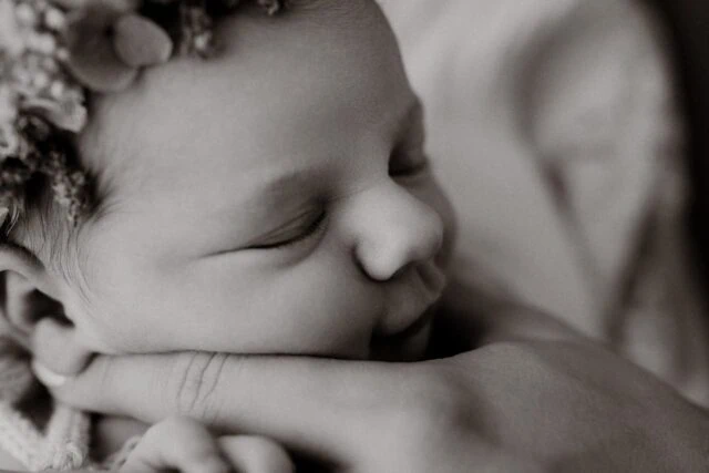 Ich kann mich manchmal selbst kaum entscheiden, was ich schöner finde: Farbe oder Schwarz-Weiß.

Gerade bei Detailaufnahmen gefällt mir die Schwarz-Weiß-Version oft sogar noch ein kleines bisschen besser – so zeitlos, so ruhig, so voller Gefühl.

Damit ihr nicht die Qual der Wahl habt, bekommt ihr bei mir immer beide Varianten.

Was ist hier euer Favorit – Farbe oder Schwarz-Weiß?

•

Alexandra Reiter Fotografie
Fotostudio für Newborn-, Babybauch- und Familienfotografie im Unterallgäu – für Familien aus Ulm, Augsburg, Memmingen und dem gesamten Allgäu.

Ich freue mich darauf, eure Geschichte in liebevollen, zeitlosen Bildern festzuhalten.

www.alexandrareiterfotografie.de
info@alexandrareiterfotografie.de
WhatsApp: 0176-61122336