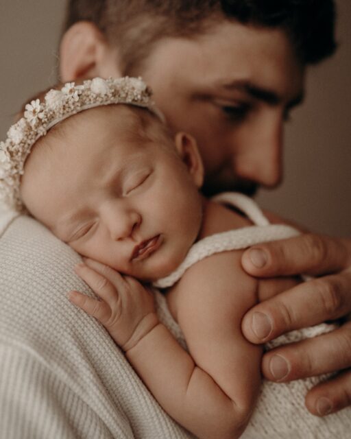 Vielleicht machst du dir Gedanken, ob ihr euch vor der Kamera überhaupt wohlfühlen werdet.
Vor allem die Papas sind oft unsicher. „Ich bin eigentlich nicht fotogen.“ oder „Ich weiß gar nicht, was ich machen soll.“ oder „Hoffentlich weint unter Baby nicht die ganze Zeit. „

Und genau deshalb ist ein Newbornshooting bei mir kein steifes Posieren nach festen gemeißelten Abläufen. 

Ich leite euch sanft an, nehme euch die Unsicherheit und schaffe eine Atmosphäre, in der ihr einfach ankommen dürft. Kein Druck. Kein „perfekt funktionieren müssen“. Sondern echte Nähe, echte Emotionen und Erinnerungen, die sich später genauso anfühlen wie dieser Moment.

Gerade Papas sind am Ende oft diejenigen, die als erstes sagen:
„Ich hätte nie gedacht, dass das so entspannt und schön wird.“

Denn es geht nicht darum, perfekt vor der Kamera zu sein.
Es geht darum, eure Geschichte festzuhalten.
Die kleinen Hände. Das erste Tragen. Blicke voller Stolz. Dieses überwältigende Gefühl von Liebe.

Und genau dafür dürft ihr euch bei mir einfach fallen lassen. 

•

Alexandra Reiter Fotografie
Fotografin für Newborn-, Babybauch- und Familienfotografie im Unterallgäu – für Familien aus Ulm, Augsburg, Memmingen und dem gesamten Allgäu.

Ich freue mich darauf, eure Geschichte in liebevollen, zeitlosen Bildern festzuhalten.

www.alexandrareiterfotografie.de
info@alexandrareiterfotografie.de
WhatsApp: 0176-61122336

#Newbornshooting
#NewbornfotografUlm
#BabyfotografieAugsburg
#Neugeborenenfotografie
#BabyfotografUnterallgäu
