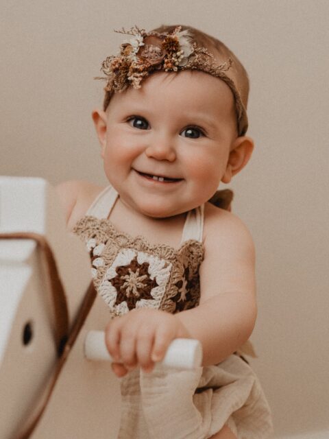 Das erste Jahr mit deinem Baby.

So viele schlaflose Nächte.
So viele Momente zwischen Müdigkeit, Staunen und diesem unbeschreiblichen Glück.

Gerade noch ein kleines, zerbrechliches Bündel in deinen Armen.
Und plötzlich ein neugieriger Entdecker, der die Welt erobern will.

Du wächst mit.
In deine Rolle als Mama.
In eine neue Stärke.
In eine Liebe, die alles verändert.

Und während du so unfassbar stolz bist, schwingt da manchmal auch dieses leise, sentimentale Gefühl mit – weil die Zeit einfach rast. Weil dieses kleine Wesen jeden Tag ein Stück größer wird.

Diese Zeit kommt nicht zurück.
Aber du kannst sie festhalten.

Wenn du dir Erinnerungen wünschst, die eure Verbindung in genau diesem Jetzt zeigen, dann schreib mir.
Lass uns dein Mamaliebe-Shooting planen und diesen besonderen Abschnitt für immer bewahren.

•

Alexandra Reiter Fotografie
Fotostudio für Newborn-, Babybauch- und Familienfotografie im Unterallgäu – für Familien aus Ulm, Augsburg, Memmingen und dem gesamten Allgäu.

Ich freue mich darauf, eure Geschichte in liebevollen, zeitlosen Bildern festzuhalten.

www.alexandrareiterfotografie.de
info@alexandrareiterfotografie.de
WhatsApp: 0176-61122336