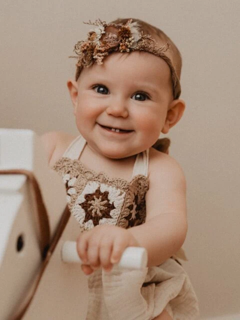 Das erste Jahr mit deinem Baby.

So viele schlaflose Nächte.
So viele Momente zwischen Müdigkeit, Staunen und diesem unbeschreiblichen Glück.

Gerade noch ein kleines, zerbrechliches Bündel in deinen Armen.
Und plötzlich ein neugieriger Entdecker, der die Welt erobern will.

Du wächst mit.
In deine Rolle als Mama.
In eine neue Stärke.
In eine Liebe, die alles verändert.

Und während du so unfassbar stolz bist, schwingt da manchmal auch dieses leise, sentimentale Gefühl mit – weil die Zeit einfach rast. Weil dieses kleine Wesen jeden Tag ein Stück größer wird.

Diese Zeit kommt nicht zurück.
Aber du kannst sie festhalten.

Wenn du dir Erinnerungen wünschst, die eure Verbindung in genau diesem Jetzt zeigen, dann schreib mir.
Lass uns dein Mamaliebe-Shooting planen und diesen besonderen Abschnitt für immer bewahren.

•

Alexandra Reiter Fotografie
Fotostudio für Newborn-, Babybauch- und Familienfotografie im Unterallgäu – für Familien aus Ulm, Augsburg, Memmingen und dem gesamten Allgäu.

Ich freue mich darauf, eure Geschichte in liebevollen, zeitlosen Bildern festzuhalten.

www.alexandrareiterfotografie.de
info@alexandrareiterfotografie.de
WhatsApp: 0176-61122336