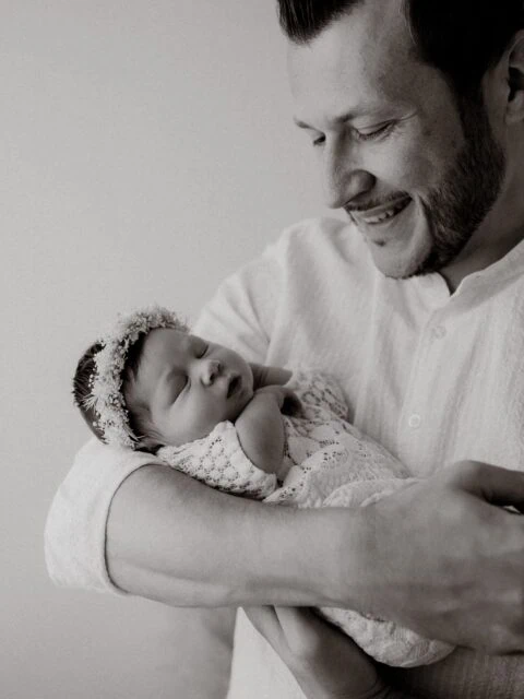 HEY PAPA!
Ich weiß, dass du wahrscheinlich nicht sofort „Juhu“ rufst, wenn es um ein Fotoshooting geht.

Du denkst vielleicht: Das wird stressig. Verkrampft. Und ich muss künstlich in die Kamera grinsen.

Aber ganz ehrlich? Genau das passiert bei mir nicht.

Du hältst dieses kleine Wunder in deinen Händen, das ihr gemeinsam geschaffen habt. Ist das nicht eigentlich total verrückt? Dieses winzige Wesen trägt ein Stück von dir in sich.

Und genau darum geht es.

Nicht um Posen.
Nicht um gezwungenes Lächeln.
Nicht um steifes In-die-Kamera-Schauen.

Sondern um euch.
Um echte Momente.
Um diesen stolzen Blick, wenn du dein Baby anschaust.

Das Shooting bei mir läuft entspannt ab. Ohne Druck. Ohne Show. Du darfst einfach Papa sein.

Und glaub mir – deine Frau wird dich dafür lieben, dass du dich darauf eingelassen hast.

Und du wirst selbst unglaublich dankbar für diese Bilder sein.

An dich, Papa:
Zeig deiner Partnerin doch direkt meine Seite – und dann lasst uns euer Shooting planen.

Und an dich, Mama:
Schick ihm diesen Post einfach weiter. Manchmal braucht es nur einen kleinen Schubs.

Ich freu mich auf euch.

•

Alexandra Reiter Fotografie
Fotostudio für Newborn-, Babybauch- und Familienfotografie im Unterallgäu – für Familien aus Ulm, Augsburg, Memmingen und dem gesamten Allgäu.

Ich freue mich darauf, eure Geschichte in liebevollen, zeitlosen Bildern festzuhalten.

www.alexandrareiterfotografie.de
info@alexandrareiterfotografie.de
WhatsApp: 0176-61122336