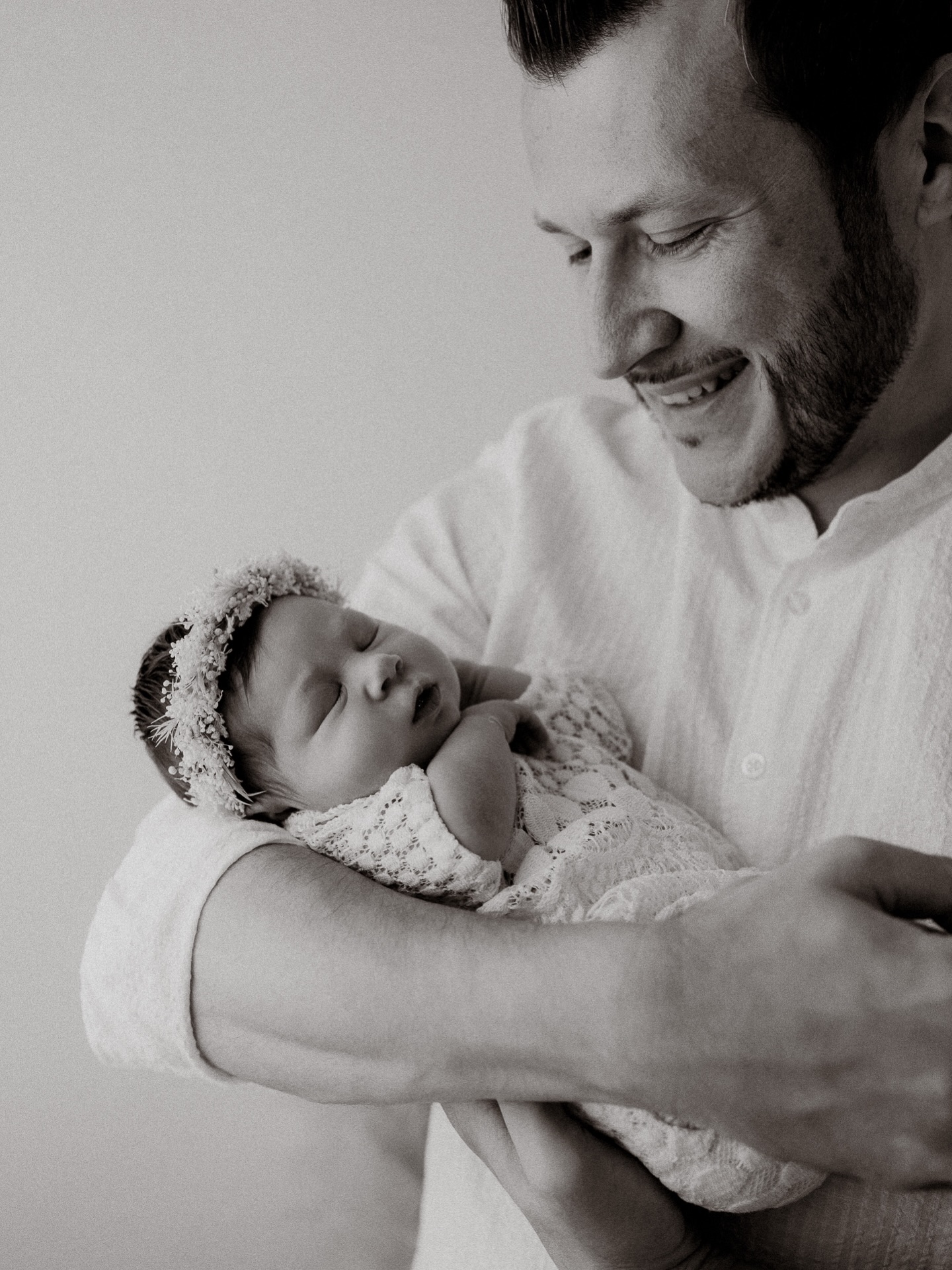 HEY PAPA!
Ich weiß, dass du wahrscheinlich nicht sofort „Juhu“ rufst, wenn es um ein Fotoshooting geht.

Du denkst vielleicht: Das wird stressig. Verkrampft. Und ich muss künstlich in die Kamera grinsen.

Aber ganz ehrlich? Genau das passiert bei mir nicht.

Du hältst dieses kleine Wunder in deinen Händen, das ihr gemeinsam geschaffen habt. Ist das nicht eigentlich total verrückt? Dieses winzige Wesen trägt ein Stück von dir in sich.

Und genau darum geht es.

Nicht um Posen.
Nicht um gezwungenes Lächeln.
Nicht um steifes In-die-Kamera-Schauen.

Sondern um euch.
Um echte Momente.
Um diesen stolzen Blick, wenn du dein Baby anschaust.

Das Shooting bei mir läuft entspannt ab. Ohne Druck. Ohne Show. Du darfst einfach Papa sein.

Und glaub mir – deine Frau wird dich dafür lieben, dass du dich darauf eingelassen hast.

Und du wirst selbst unglaublich dankbar für diese Bilder sein.

An dich, Papa:
Zeig deiner Partnerin doch direkt meine Seite – und dann lasst uns euer Shooting planen.

Und an dich, Mama:
Schick ihm diesen Post einfach weiter. Manchmal braucht es nur einen kleinen Schubs.

Ich freu mich auf euch.

•

Alexandra Reiter Fotografie
Fotostudio für Newborn-, Babybauch- und Familienfotografie im Unterallgäu – für Familien aus Ulm, Augsburg, Memmingen und dem gesamten Allgäu.

Ich freue mich darauf, eure Geschichte in liebevollen, zeitlosen Bildern festzuhalten.

www.alexandrareiterfotografie.de
info@alexandrareiterfotografie.de
WhatsApp: 0176-61122336