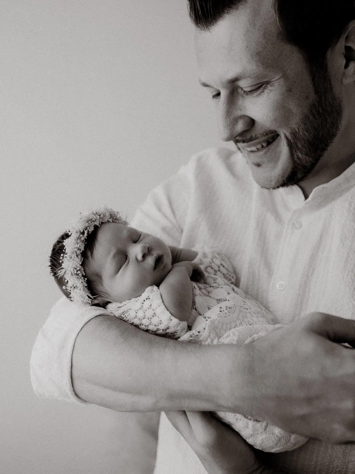 HEY PAPA!
Ich weiß, dass du wahrscheinlich nicht sofort „Juhu“ rufst, wenn es um ein Fotoshooting geht.

Du denkst vielleicht: Das wird stressig. Verkrampft. Und ich muss künstlich in die Kamera grinsen.

Aber ganz ehrlich? Genau das passiert bei mir nicht.

Du hältst dieses kleine Wunder in deinen Händen, das ihr gemeinsam geschaffen habt. Ist das nicht eigentlich total verrückt? Dieses winzige Wesen trägt ein Stück von dir in sich.

Und genau darum geht es.

Nicht um Posen.
Nicht um gezwungenes Lächeln.
Nicht um steifes In-die-Kamera-Schauen.

Sondern um euch.
Um echte Momente.
Um diesen stolzen Blick, wenn du dein Baby anschaust.

Das Shooting bei mir läuft entspannt ab. Ohne Druck. Ohne Show. Du darfst einfach Papa sein.

Und glaub mir – deine Frau wird dich dafür lieben, dass du dich darauf eingelassen hast.

Und du wirst selbst unglaublich dankbar für diese Bilder sein.

An dich, Papa:
Zeig deiner Partnerin doch direkt meine Seite – und dann lasst uns euer Shooting planen.

Und an dich, Mama:
Schick ihm diesen Post einfach weiter. Manchmal braucht es nur einen kleinen Schubs.

Ich freu mich auf euch.

•

Alexandra Reiter Fotografie
Fotostudio für Newborn-, Babybauch- und Familienfotografie im Unterallgäu – für Familien aus Ulm, Augsburg, Memmingen und dem gesamten Allgäu.

Ich freue mich darauf, eure Geschichte in liebevollen, zeitlosen Bildern festzuhalten.

www.alexandrareiterfotografie.de
info@alexandrareiterfotografie.de
WhatsApp: 0176-61122336