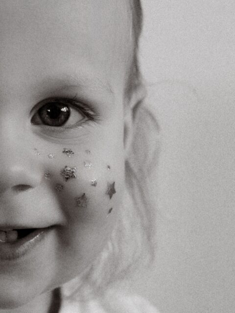 Wenn ihr sehen könntet, was mich zu meiner heutigen Story gerade für liebe Nachrichten erreichen.

So viel Liebe.
So viel Herz.
Und so viele bewegende Worte.

Ich sitze hier, lese – und mein Herz ist einfach nur dankbar.

Und gleichzeitig schreibt ihr mir so viele persönliche, tiefe Nachrichten.
Von euren Geschichten.
Von euren Wegen.

Und ich weiß natürlich auch von so vielen Familien, die ich mit meiner Kamera begleiten durfte, dass der Weg zum eigenen Kind oft alles andere als leicht ist.
Dass er geprägt ist von Höhen und Tiefen, von Hoffnung, von Zweifel – und leider auch von Verlusten.

Und ich weiß, wie schwer sich diese Zeit anfühlen kann.

Und genau deshalb sehe ich dieses Glück, das wir irgendwann in unseren Armen halten dürfen, vielleicht nochmal ganz anders.

Unsere Kinder sind das größte Geschenk.
So wertvoll. So besonders.

Und genau diese Zeit festzuhalten – ganz egal ob unter Mamas Herzen, als Neugeborene oder schon ein Stück größer – bedeutet so viel.

Ich bin unglaublich dankbar, dass ich euch dabei begleiten darf.
Dass wir gemeinsam eure Geschichte festhalten.
Und so viel Familienglück sichtbar machen. Danke für euer grenzenloses Vertrauen! 🤍

#sternenkinderbleibenunvergessen #regenbogenbaby

•

Alexandra Reiter Fotografie
Fotografin für Newborn-, Babybauch- und Familienfotografie im Unterallgäu – für Familien aus Ulm, Augsburg, Memmingen und dem gesamten Allgäu.

Ich freue mich darauf, eure Geschichte in liebevollen, zeitlosen Bildern festzuhalten.

www.alexandrareiterfotografie.de
info@alexandrareiterfotografie.de
WhatsApp: 0176-61122336