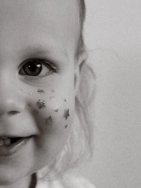 Wenn ihr sehen könntet, was mich zu meiner heutigen Story gerade für liebe Nachrichten erreichen.

So viel Liebe.
So viel Herz.
Und so viele bewegende Worte.

Ich sitze hier, lese – und mein Herz ist einfach nur dankbar.

Und gleichzeitig schreibt ihr mir so viele persönliche, tiefe Nachrichten.
Von euren Geschichten.
Von euren Wegen.

Und ich weiß natürlich auch von so vielen Familien, die ich mit meiner Kamera begleiten durfte, dass der Weg zum eigenen Kind oft alles andere als leicht ist.
Dass er geprägt ist von Höhen und Tiefen, von Hoffnung, von Zweifel – und leider auch von Verlusten.

Und ich weiß, wie schwer sich diese Zeit anfühlen kann.

Und genau deshalb sehe ich dieses Glück, das wir irgendwann in unseren Armen halten dürfen, vielleicht nochmal ganz anders.

Unsere Kinder sind das größte Geschenk.
So wertvoll. So besonders.

Und genau diese Zeit festzuhalten – ganz egal ob unter Mamas Herzen, als Neugeborene oder schon ein Stück größer – bedeutet so viel.

Ich bin unglaublich dankbar, dass ich euch dabei begleiten darf.
Dass wir gemeinsam eure Geschichte festhalten.
Und so viel Familienglück sichtbar machen. Danke für euer grenzenloses Vertrauen! 🤍

#sternenkinderbleibenunvergessen #regenbogenbaby

•

Alexandra Reiter Fotografie
Fotografin für Newborn-, Babybauch- und Familienfotografie im Unterallgäu – für Familien aus Ulm, Augsburg, Memmingen und dem gesamten Allgäu.

Ich freue mich darauf, eure Geschichte in liebevollen, zeitlosen Bildern festzuhalten.

www.alexandrareiterfotografie.de
info@alexandrareiterfotografie.de
WhatsApp: 0176-61122336