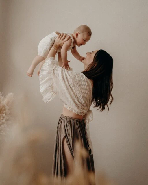 Du wünschst dir Bilder mit deinem Kind – aber ganz bewusst nur von euch zwei?

Ein Mamaliebe-Shooting hat einen ganz eigenen Vibe. Es ist anders als ein Neugeborenen-Shooting. Anders als ein Familienshooting. Der Fokus liegt nicht auf „allen zusammen“, sondern ganz bewusst auf eurer Bindung. Auf deiner Nähe. Auf euren Blicken. Auf eurem gemeinsamen Lachen.

Gerade das Alter vom halben Jahr bis rund um den ersten Geburtstag ist so unglaublich wertvoll. Dein Baby wird mobiler, neugieriger, beginnt zu entdecken – und trotzdem bist du noch der sichere Hafen. In diesem ersten Jahr stehen wir Mamas so sehr im Zentrum für unsere Kinder. Und genau das festzuhalten, ist etwas ganz Besonderes.

Ohne Ablenkung. Ohne Trubel.
Nur eure Liebe. Eure Verbindung. Euer Spaß.

Und ja – das darfst du dir selbst schenken. Für all die Nächte, für die Momente, die nicht immer leicht sind. Für dieses große Glück, das du jeden Tag in deinen Armen hältst. Es gibt nichts Wertvolleres.

Weil die Resonanz auf meine Mamaliebe-Aktion so wunderschön ist, habe ich für den Frühling noch ein paar zusätzliche Plätze geöffnet. Die Aktionsbedingungen gelten weiterhin – und ich überlege tatsächlich, dieses besondere Format öfter anzubieten, weil es mich selbst so berührt.

Die Shootings sind unkompliziert und auch spontan möglich. Wunderschöne Outfits bekommst du aus meinem Kundenkleiderschrank – du musst nichts mitbringen. Nur euch zwei. Oder euch drei, wenn schon ein größeres Geschwisterchen dabei ist – natürlich genauso willkommen.

Wenn dein Herz gerade „Ja“ sagt, dann schreib mir gern.
Ich freue mich riesig auf euch.

•

Alexandra Reiter Fotografie
Fotografin für Newborn-, Babybauch- und Familienfotografie im Unterallgäu – für Familien aus Ulm, Augsburg, Memmingen und dem gesamten Allgäu.

Ich freue mich darauf, eure Geschichte in liebevollen, zeitlosen Bildern festzuhalten.

www.alexandrareiterfotografie.de
info@alexandrareiterfotografie.de
WhatsApp: 0176-61122336

#MamaliebeShooting
#MamaKindShooting
#FamilienfotografinUlm
#FotostudioUnterallgäu
#BabyfotografieBayern