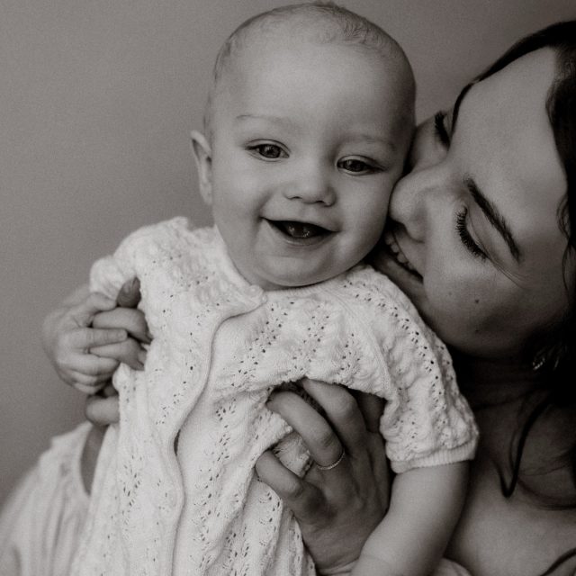 Den kleinen Mann durfte ich schon als Neugeborenen vor meiner Kamera begrüßen.
So winzig. So zart. So neu auf dieser Welt.

Ein Newbornshooting hat seine ganz eigene Magie – diese ersten Tage voller Ruhe, Staunen und vorsichtiger Berührungen.

Und dann, ein paar Monate später, steht plötzlich ein kleiner Entdecker vor dir.
Neugierig, wach, voller Leben. Mit acht Monaten wird gelacht, gekuschelt, gekrabbelt – und Mama ist immer noch der sicherste Ort der Welt.

Ein Mamaliebe-Shooting hält genau diese Phase fest.
Eure Nähe. Eure Blicke. Dieses tiefe Vertrauen zwischen euch.
Die vielen kleinen Momente zwischen Lachen, Kuscheln und ganz viel Liebe.

Beides ist wunderschön.
Beides sind so wertvolle Kapitel in der Geschichte eurer Familie.

Wenn du dir solche wunderschönen  Erinnerungen mit deinem Baby oder Kleinkind möchtest, dann schreib mir! 

•

Alexandra Reiter Fotografie
Fotografin für Newborn-, Babybauch- und Familienfotografie im Unterallgäu – für Familien aus Ulm, Augsburg, Memmingen und dem gesamten Allgäu.

Ich freue mich darauf, eure Geschichte in liebevollen, zeitlosen Bildern festzuhalten.

www.alexandrareiterfotografie.de
info@alexandrareiterfotografie.de
WhatsApp: 0176-61122336

#MamaliebeShooting
#MamaKindFotografie
#BabyfotografUnterallgäu
#FamilienfotografinUlm
#BabyfotografieBayern