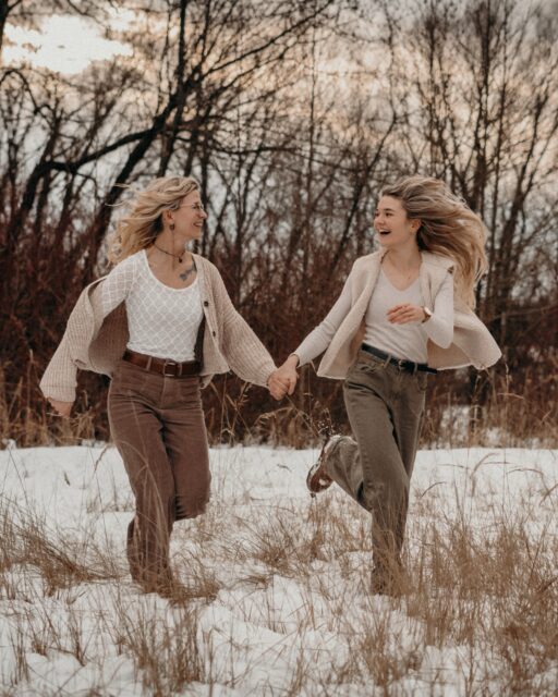 Bevor der Frühling jetzt so richtig losgeht,
möchte ich euch noch ein paar Einblicke aus diesem wunderschönen Mama-Tochter-Shooting im Winter zeigen. 

Es sind so besondere Momente entstanden.
So viel Nähe, so viel Verbindung.

Und ganz ehrlich –
ich kann es kaum erwarten, dass jetzt Ende März / ab April die Outdoor-Saison wieder startet.

Diese warmen Abende, das weiche Licht,
Babybauch- und Familienshootings draußen in der Natur…
das ist einfach etwas ganz Besonderes.

Ich kann es kaum erwarten und gleichzeitig weiß ich,
wie schnell diese Zeit vergeht.

Die Wochen fliegen.
Die Kinder verändern sich. 
Und plötzlich ist wieder ein Jahr vorbei. 
Oder dein Geburtstermin rückt immer näher. 

Wenn du dir solche Bilder wünschst,
warte nicht auf „irgendwann“.

Denn genau dieser Moment kommt nicht zurück.

Mein Kalender ist bis Juli schon sehr gefüllt
und die Outdoor-Termine sind nur begrenzt möglich.

Schreib mir jetzt und sichere dir deinen Platz. 🤎

•

Alexandra Reiter Fotografie
Fotografin für Newborn-, Babybauch- und Familienfotografie im Unterallgäu – für Familien aus Ulm, Augsburg, Memmingen und dem gesamten Allgäu.

Ich freue mich darauf, eure Geschichte in liebevollen, zeitlosen Bildern festzuhalten.

www.alexandrareiterfotografie.de
info@alexandrareiterfotografie.de
WhatsApp: 0176-61122336

#mamaliebeshooting
#mamaundkindfotografie
#familienfotografulm
#familienfotografallgäu
#familienshootingaugsburg