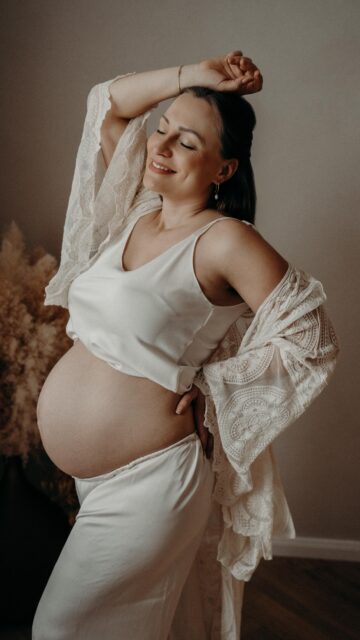 Ich höre diesen Satz so oft:

„Ich bereue es, kein Babybauchshooting gemacht zu haben.“

In der Schwangerschaft ist so viel los.
Man fühlt sich vielleicht nicht immer wohl im eigenen Körper,
ist müde, beschäftigt, denkt: Das hat noch Zeit.

Und dann… ist diese Zeit plötzlich vorbei.

Der Bauch ist weg.
Das Baby ist da.
Ein neuer Alltag beginnt.

Und erst dann merkt man,
wie besonders diese Phase eigentlich war.

Wie viel Liebe, Vorfreude und Verbindung darin lag.
Wie wunderschön man war! 

Und dass man sich genau daran gerne erinnern würde und diese Vorfreude auf später seinem Kind zeigen würde.

Wenn du gerade schwanger bist,
warte nicht auf „den perfekten Moment“.

Der ist jetzt.

Wenn du dir solche Erinnerungen wünschst,
folge mir für mehr Einblicke
und schreib mir eine Nachricht für deinen Termin. 

•

Alexandra Reiter Fotografie
Fotografin für Newborn-, Babybauch- und Familienfotografie im Unterallgäu – für Familien aus Ulm, Augsburg, Memmingen und dem gesamten Allgäu.

Ich freue mich darauf, eure Geschichte in liebevollen, zeitlosen Bildern festzuhalten.

www.alexandrareiterfotografie.de
info@alexandrareiterfotografie.de
WhatsApp: 0176-61122336

#babybauchshootingulm
#babybauchfotografallgäu
#babybauchshootingaugsburg
#schwangerschaftsfotografie
#babybauchbilder