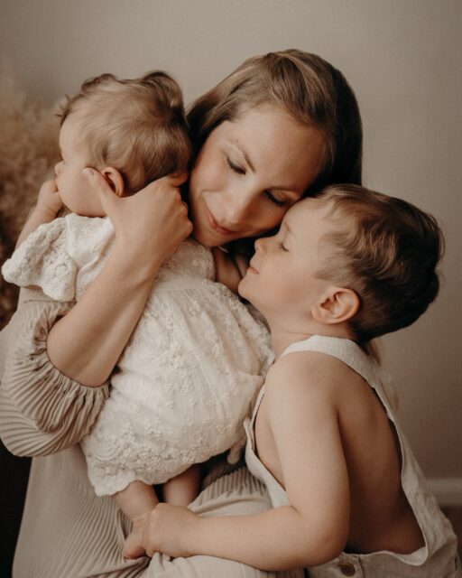 Ich sehe in diesen Bildern so viel Gefühl.
So viel Liebe. So viel Nähe.

Ich durfte euch schon letztes Jahr fotografieren.
Ganz am Anfang.
Und jetzt, acht Monate später, sehen wir uns wieder.

Die Kinder sind gewachsen.
Jeder Tag bringt neues.
Und gleichzeitig fühlt es sich einfach vertraut an.

Genau das festzuhalten…
diese Geschichte weiterzuschreiben…
das ist für mich etwas ganz Besonderes.

Liebe Mama, 
du gibst jeden Tag so viel.
Du liebst.
Du trägst.

Dein Alltag ist voll.
Dein Herz ist voll.

Und genau deshalb ist es so wertvoll,
dir diesen Moment zu nehmen.

Nicht nur Bilder von deinen Kindern.
Sondern Bilder von dir.
Wie du sie anschaust.
Wie du sie hältst.
Wie viel Liebe da ist.

Das kann dir niemand mehr nehmen.

Jetzt sind diese Bilder schon wertvoll.
Aber irgendwann…
wenn deine Kinder groß sind,
wenn die Zeit weitergezogen ist,
wenn du zurückblickst—

dann wirst du erst verstehen,
wie besonders das hier eigentlich war.

Und du wirst so dankbar sein,
dass du nicht nur ein paar Bilder geknipst hast,
sondern auch sichtbar warst.

Du darfst einfach da sein.
Den Rest übernehme ich.

Und jetzt sag mir:
Gibt es Bilder von dir mit deinen Kindern,
auf denen du dich wirklich siehst?

•

Alexandra Reiter Fotografie
Fotografin für Newborn-, Babybauch- und Familienfotografie im Unterallgäu – für Familien aus Ulm, Augsburg, Memmingen und dem gesamten Allgäu.

Ich freue mich darauf, eure Geschichte in liebevollen, zeitlosen Bildern festzuhalten.

www.alexandrareiterfotografie.de
info@alexandrareiterfotografie.de
WhatsApp: 0176-61122336

#fotografulm
#babybauchfotografaugsburg
#familienfotografmemmingen
#fotografunterallgäu
#familienfotosulm