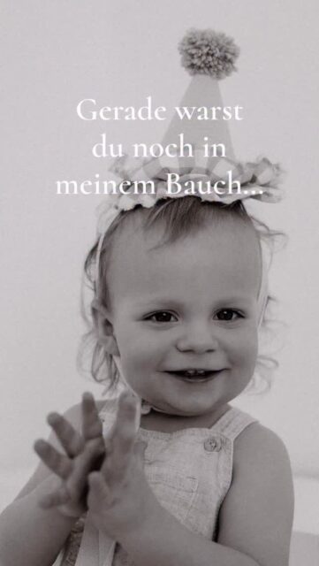 Ich weiß noch genau, wie es sich angefühlt hat,
als du in meinem Bauch warst.

Dieses Kribbeln.
Diese kleinen Tritte, die plötzlich zu Antworten wurden.
Dieses Gefühl, dich immer bei mir zu tragen.

Und deine Brüder…
wie sie meinen Bauch jeden Tag geküsst haben.
Wie sie mit dir gesprochen haben,
als wärst du schon längst da.

„Wann kommt das Baby endlich raus?“
– jeden Tag die gleiche Frage.
Und gleichzeitig so viel Vorfreude in ihren Augen.

Diese Zeit war so besonders.

Und jetzt…
läufst du hier durch unser Leben, lachst,
bringst uns jeden Tag zum Strahlen –
und bist einfach schon 2 Jahre alt.

Man denkt immer, man hat so viel Zeit.
Und dann merkt man, wie schnell sie vergeht.

Genau deshalb halte ich diese Momente fest.
Authentisch. Lebendig. Voller Liebe.

Für jetzt.
Und für immer. 

MAMA | ZEIT | ERINNERUNG | LIEBE

•

Alexandra Reiter Fotografie
Fotografin für Newborn-, Babybauch- und Familienfotografie im Unterallgäu – für Familien aus Ulm, Augsburg, Memmingen und dem gesamten Allgäu.

Ich freue mich darauf, eure Geschichte in liebevollen, zeitlosen Bildern festzuhalten.

www.alexandrareiterfotografie.de
info@alexandrareiterfotografie.de
WhatsApp: 0176-61122336