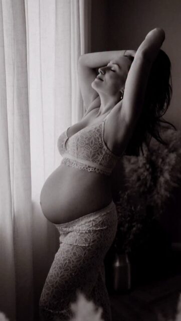 Du trägst Leben.
Und in dieser Zeit passiert so viel – in dir und mit dir.

Dein Körper verändert sich.
Dein Blick auf dich selbst manchmal auch.

Und genau deshalb ist es so wichtig, dass du dich siehst.
Dass du dich spürst.
Dass du dich schön fühlst – genau so, wie du bist.

Dieses Shooting ist ein Moment nur für dich.
Für dieses Gefühl. Für diese Nähe. Für diese Zeit, die so schnell vergeht.

Und vielleicht auch dafür, dich einmal durch die Augen deines Kindes zu sehen.

Wenn du dir genau das wünschst, schreib mir jetzt eine Nachricht.
Meine nächsten Termine sind bereits sehr gefüllt. Melde dich am besten frühzeitig in deiner Schwangerschaft. 

Ich freue mich auf dich 🤍

•

Alexandra Reiter Fotografie
Fotografin für Newborn-, Babybauch- und Familienfotografie im Unterallgäu – für Familien aus Ulm, Augsburg, Memmingen und dem gesamten Allgäu.

Ich freue mich darauf, eure Geschichte in liebevollen, zeitlosen Bildern festzuhalten.

www.alexandrareiterfotografie.de
info@alexandrareiterfotografie.de
WhatsApp: 0176-61122336

#babybauchfotografulm
#babybauchshootingaugsburg
#babybauchfotografmemmingen
#babybauchshootingallgaeu
#babybauchfotografunterallgaeu