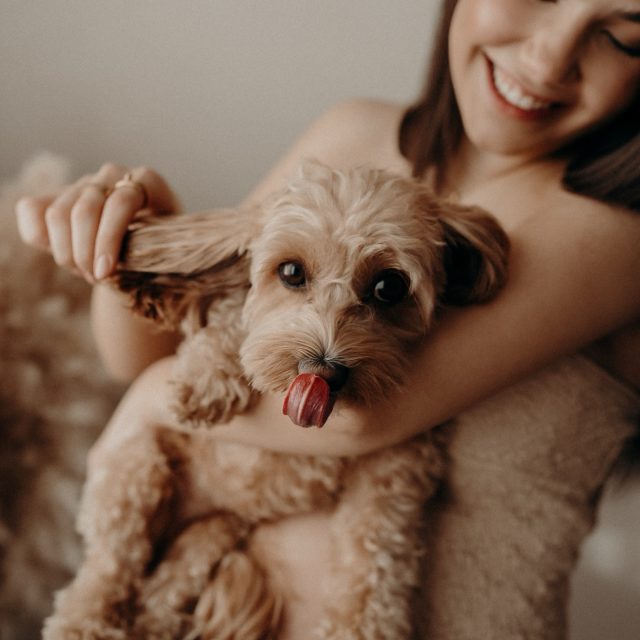 Diese Zeit ist besonders.
Und sie vergeht schneller, als man denkt.

Da wächst ein kleines Wunder in dir.
Ganz still.
Ganz selbstverständlich wirkt es oft - und ist es doch überhaupt nicht.

So viel passiert in dir, ohne dass man es immer greifen kann.
Und genau deshalb ist es so wertvoll, das festzuhalten.

Zwischen Einkaufen, Vorbereiten und Alltag rauscht die Schwangerschaft oft einfach so vorbei.
Man funktioniert, plant, organisiert.
Und nimmt sich selbst dabei kaum bewusst wahr.
 
Bei deinem Babybauchshootibg nehmen wir uns ganz bewusst Zeit für dich. 

Du kommst an.
Wir nehmen uns Zeit.
Ohne Druck, ohne Hektik.

Du musst nicht überlegen, wie du stehen sollst oder wohin mit deinen Händen.
Das übernehme ich.

Ich leite dich ruhig durch das Shooting,
achte auf jedes Detail
und schaffe einen Rahmen, in dem du dich wirklich wohlfühlen kannst.

Und dann entstehen diese Bilder, die voller Liebe und Vorfreude sind. 

So, dass du dich darin wiedererkennst.
Und dich später genau so in Erinnerung behältst.

Wenn du gerade schwanger bist und dir genau das wünschst,
dann schreib mir gern.

•

Alexandra Reiter Fotografie
Fotografin für Newborn-, Babybauch- und Familienfotografie im Unterallgäu – für Familien aus Ulm, Augsburg, Memmingen und dem gesamten Allgäu.

Ich freue mich darauf, eure Geschichte in liebevollen, zeitlosen Bildern festzuhalten.

www.alexandrareiterfotografie.de
info@alexandrareiterfotografie.de
WhatsApp: 0176-61122336

#babybauchshootingulm
#babybauchfotografaugsburg
#babybauchfotosallgäu
#fotografmindelheim
#babybauchshootingmemmingen