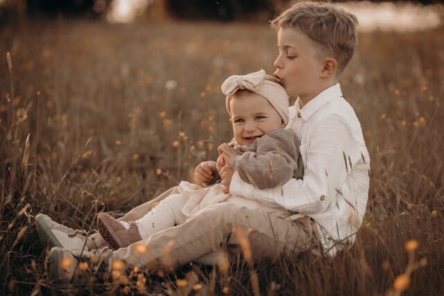 Ein Fotoshooting bei mir darf sich leicht anfühlen.
Nicht nach still sitzen und in die Kamera lächeln.

Gerade bei Familienshootings entstehen die schönsten Bilder oft genau dann, wenn ihr einfach miteinander seid.
Wenn ihr kuschelt, lacht, eure Kinder durchs Gras rennen oder einfach kurz ganz nah bei euch sind. 

Ihr müsst nicht wissen, wie man posiert.
Ihr müsst nicht perfekt sein.
Ihr dürft einfach Familie sein.

Ich leite euch durch das Shooting, gebe euch kleine Spielideen und schaffe einen Moment, in dem echte Erinnerungen entstehen dürfen – ganz natürlich und ohne Druck.

Denn genau diese Momente sind es, die sich Jahre später noch nach Zuhause anfühlen.

•

Alexandra Reiter Fotografie
Fotografin für Newborn-, Babybauch- und Familienfotografie im Unterallgäu – für Familien aus Ulm, Augsburg, Memmingen und dem gesamten Allgäu.

Ich freue mich darauf, eure Geschichte in liebevollen, zeitlosen Bildern festzuhalten.

www.alexandrareiterfotografie.de
info@alexandrareiterfotografie.de
WhatsApp: 0176-61122336

#familienfotografulm
#familienshootingallgäu
#familienfotografaugsburg
#familienfotografmemmingen
#fotografinunterallgäu